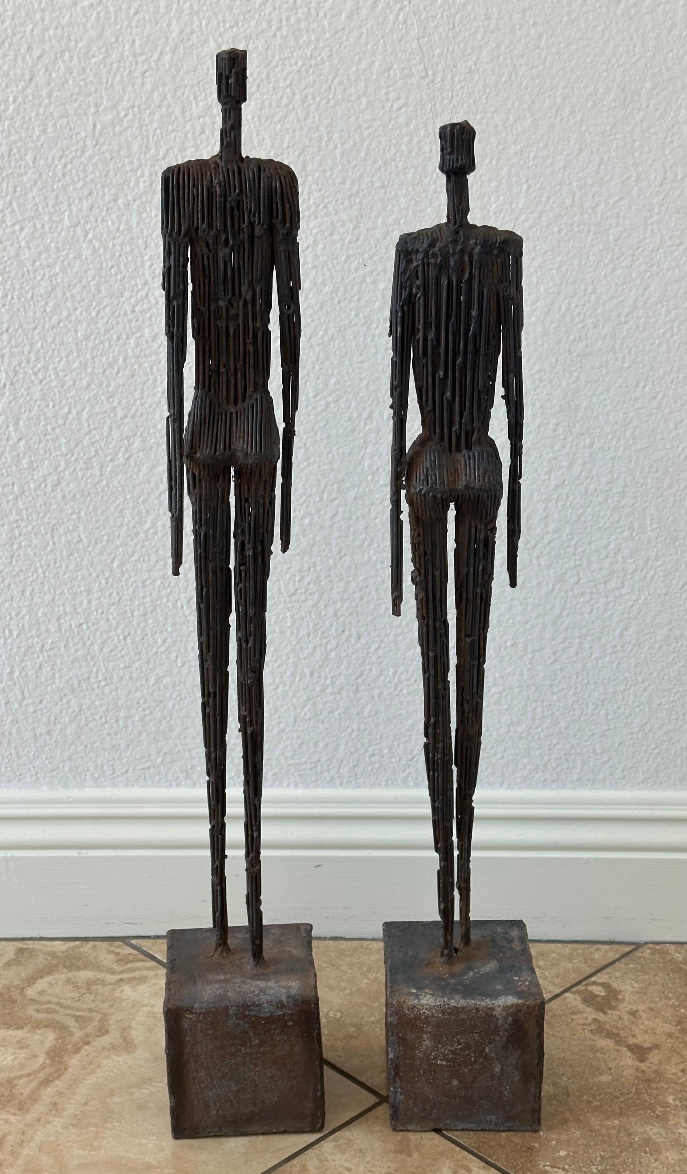 Coppia di sculture figurative di uomo e donna in metallo a corda nello stile di Giacometti In condizioni deteriorate in vendita a San Diego, CA
