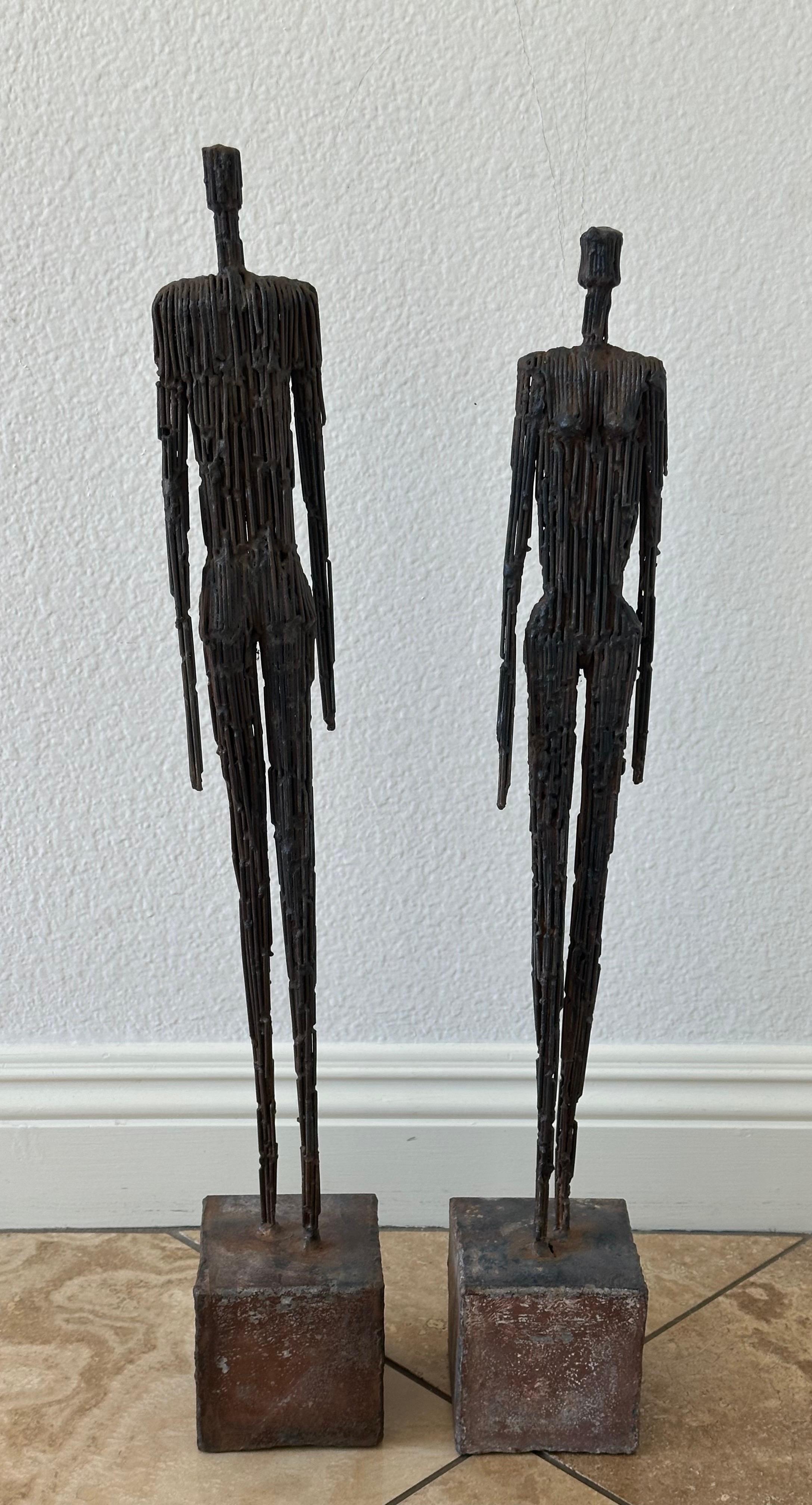 XX secolo Coppia di sculture figurative di uomo e donna in metallo a corda nello stile di Giacometti in vendita