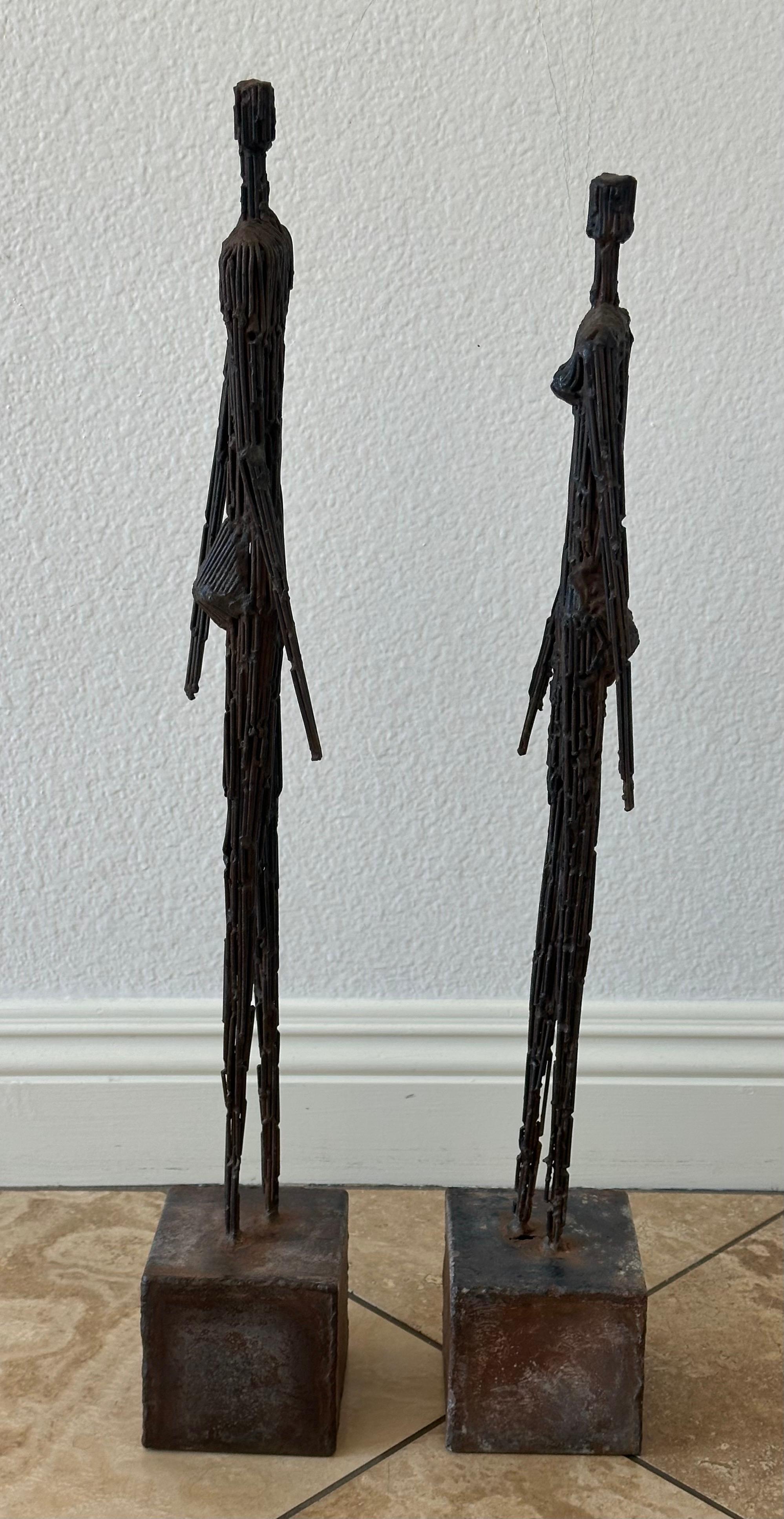 Metallo Coppia di sculture figurative di uomo e donna in metallo a corda nello stile di Giacometti in vendita