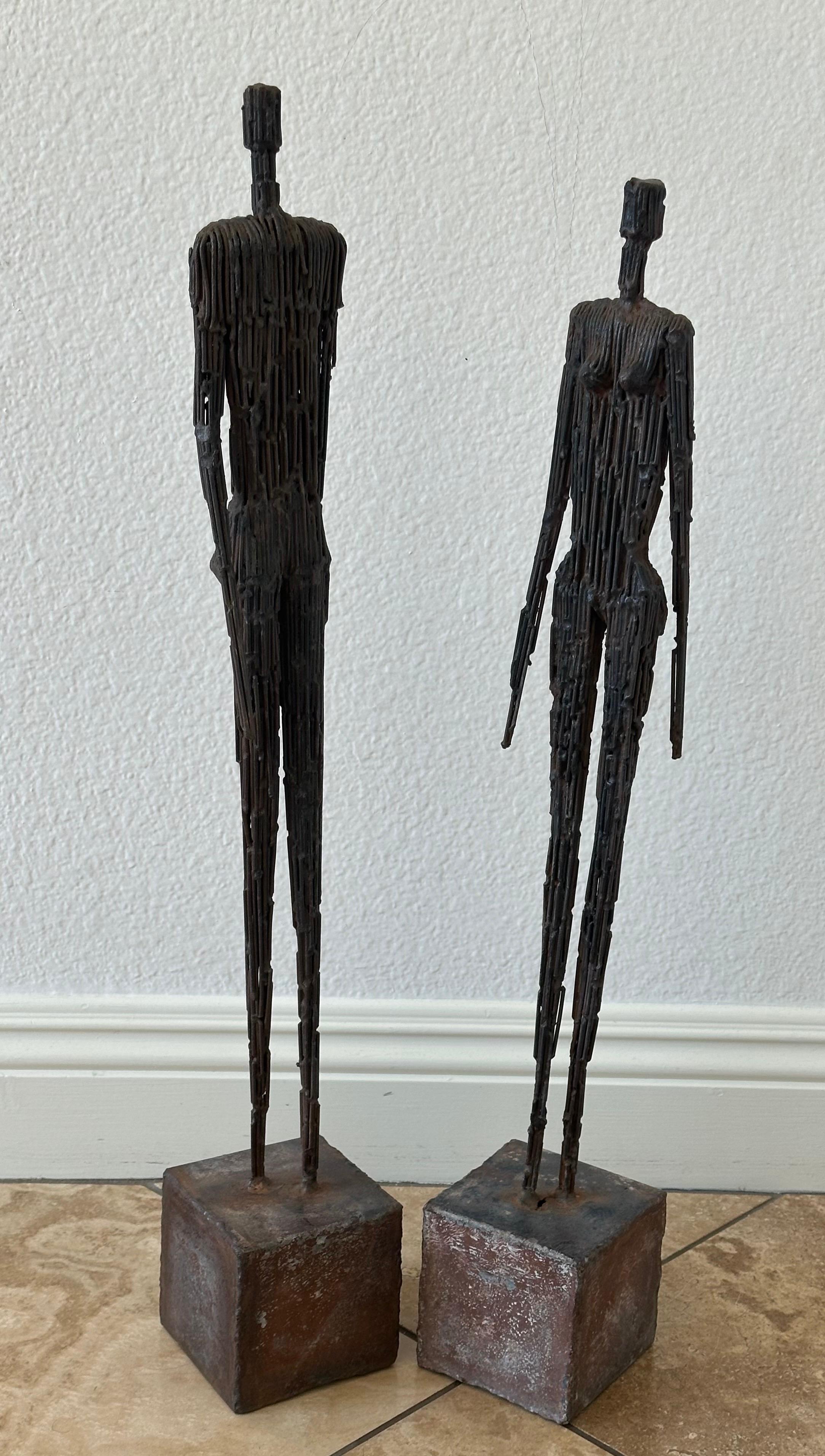 Coppia di sculture figurative di uomo e donna in metallo a corda nello stile di Giacometti in vendita 1