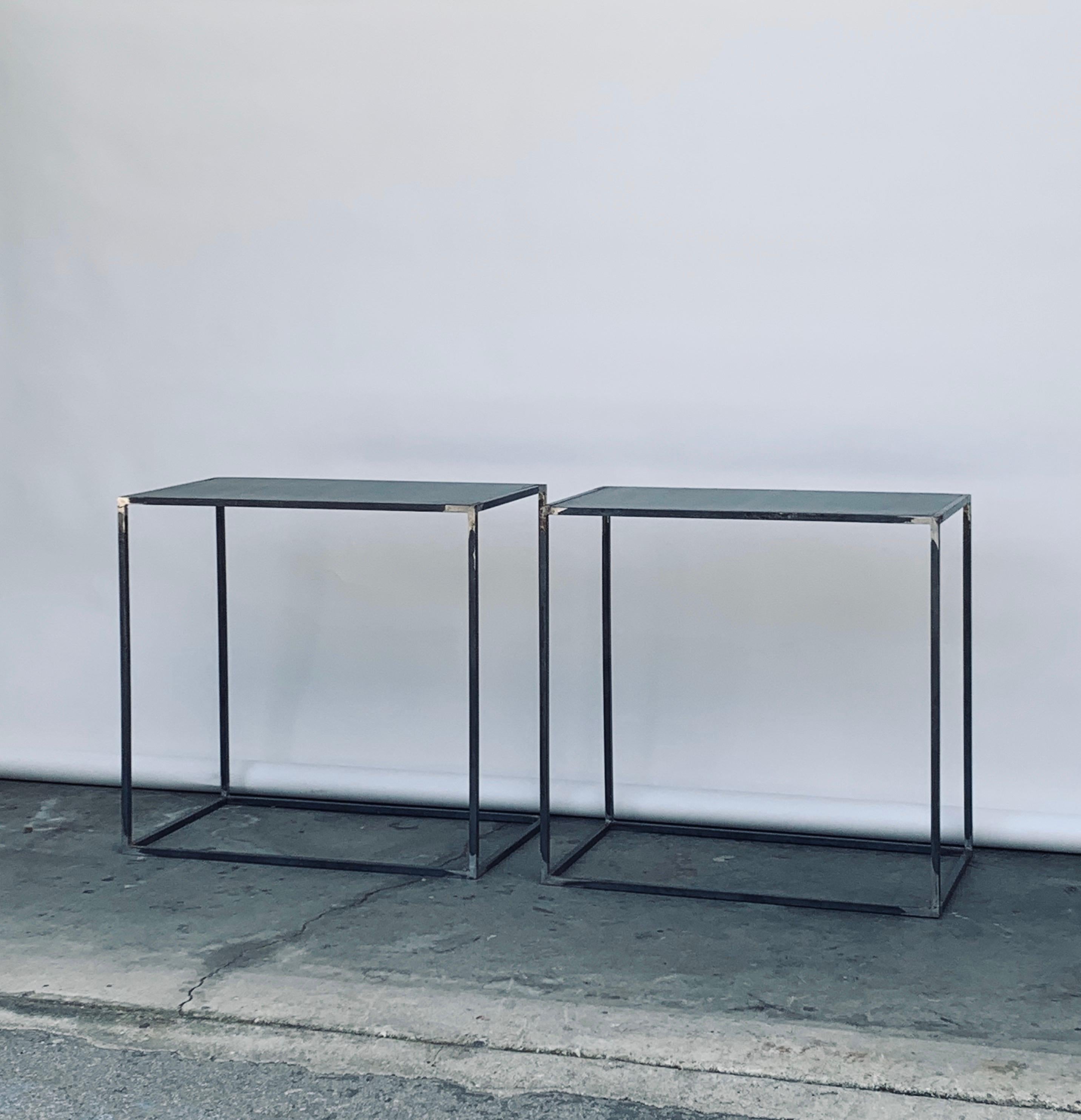 Zwei minimalistische Beistelltische 'Filiforme' aus patiniertem Stahl von Design Frères (amerikanisch) im Angebot