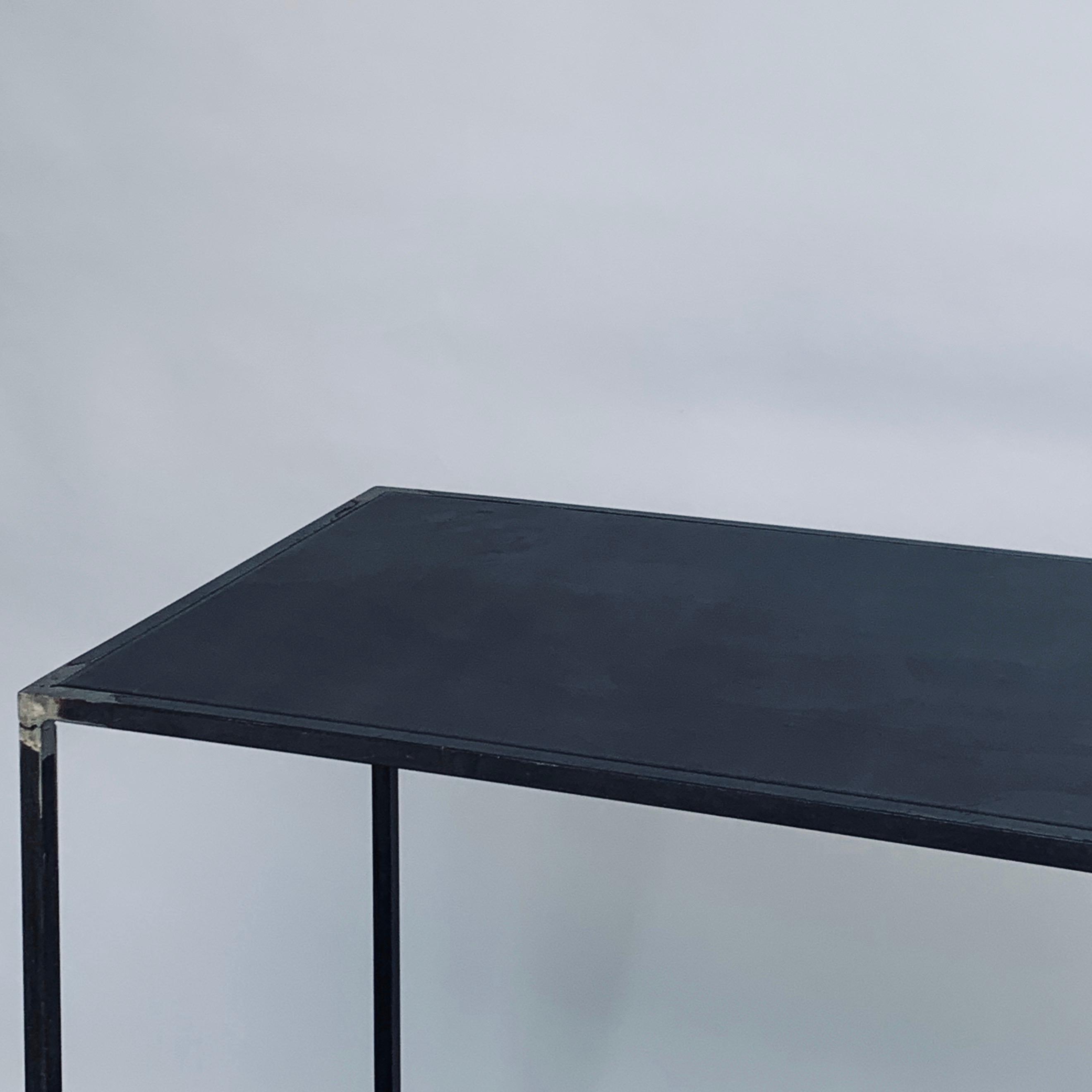 Zwei minimalistische Beistelltische 'Filiforme' aus patiniertem Stahl von Design Frères (Patiniert) im Angebot