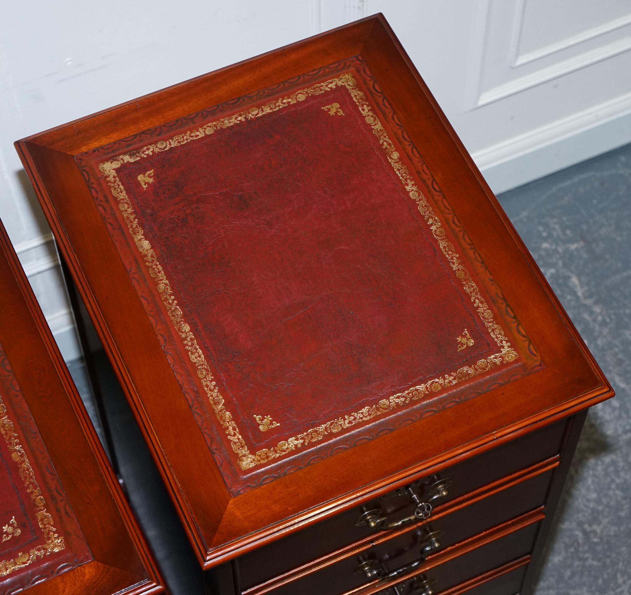 PAIR OF FILLING CABINETS BURGUNDY LEATHER GOLD EMBOSSED TOP 3 SPACiOUS DRAWERS For Sale 5