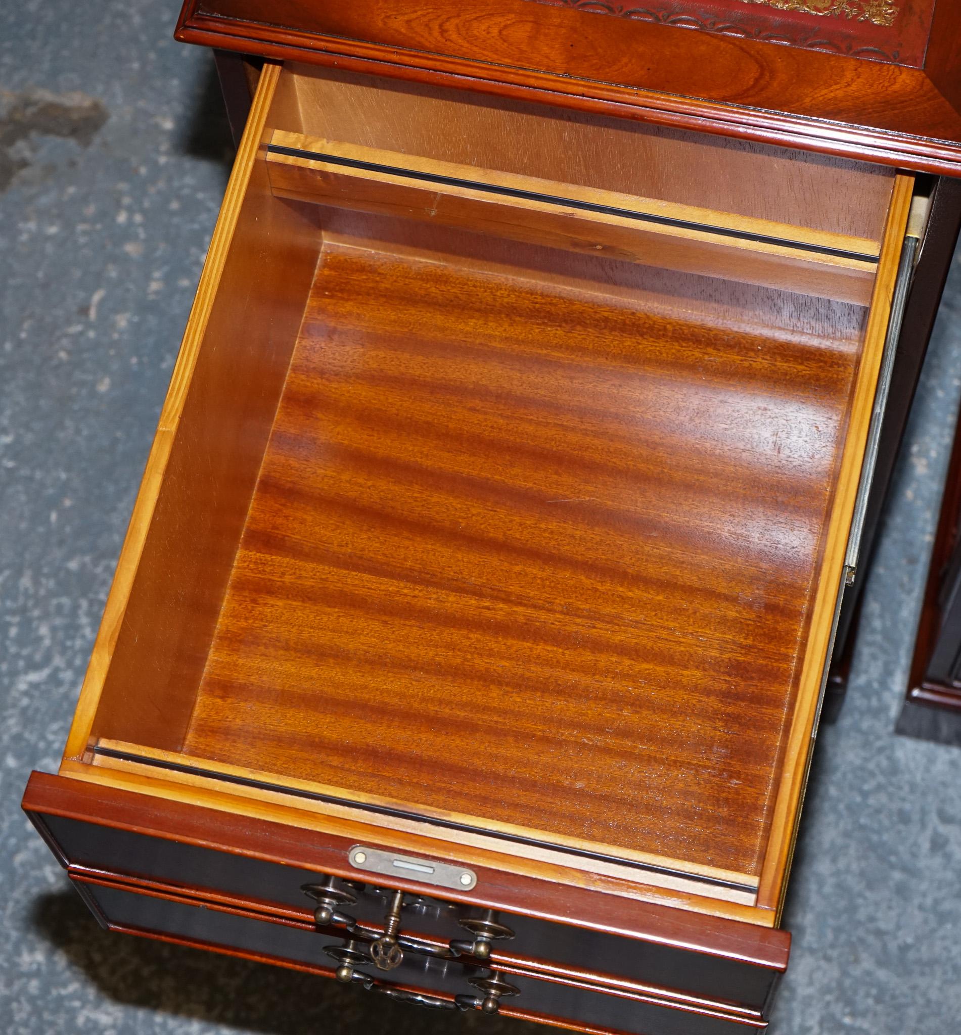 PAIR OF FILLING CABINETS BURGUNDY LEATHER GOLD EMBOSSED TOP 3 SPACiOUS DRAWERS For Sale 7
