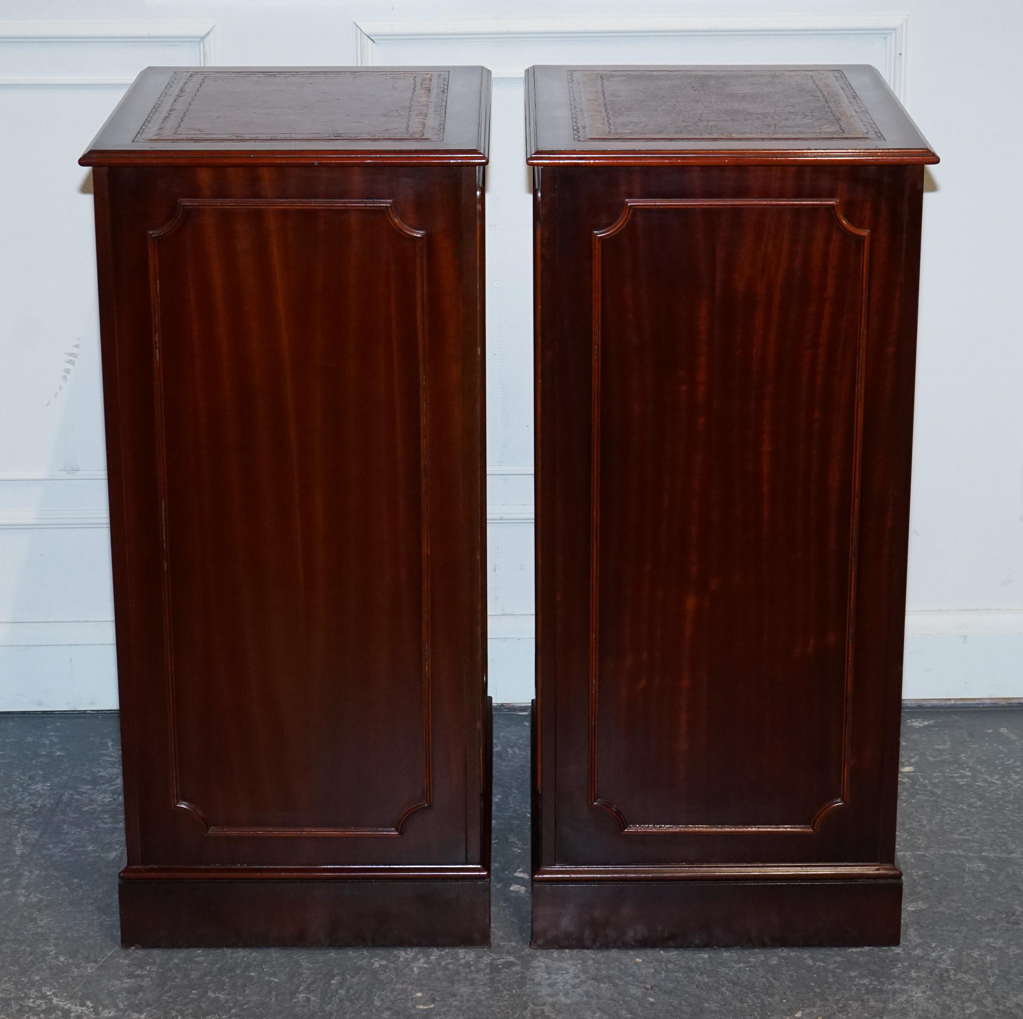 PAIR OF FILLING CABINETS BURGUNDY LEATHER GOLD EMBOSSED TOP 3 SPACiOUS DRAWERS For Sale 10