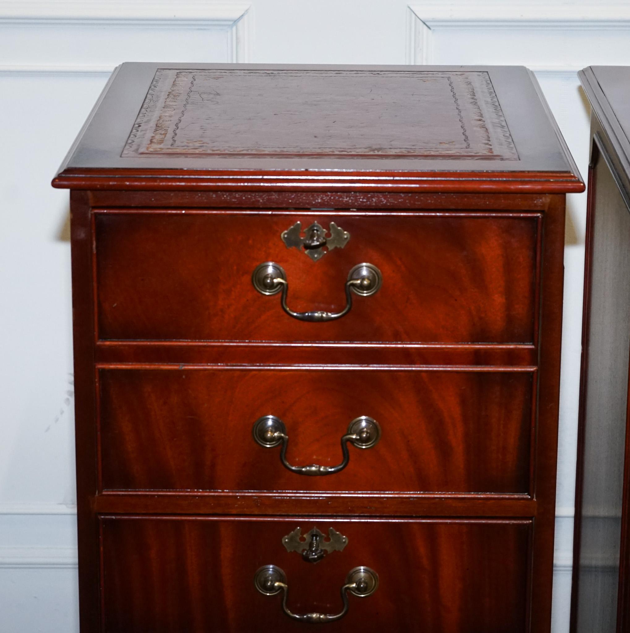 PAIR OF FILLING CABINETS BURGUNDY LEATHER GOLD EMBOSSED TOP 3 SPACiOUS DRAWERS In Good Condition For Sale In Pulborough, GB