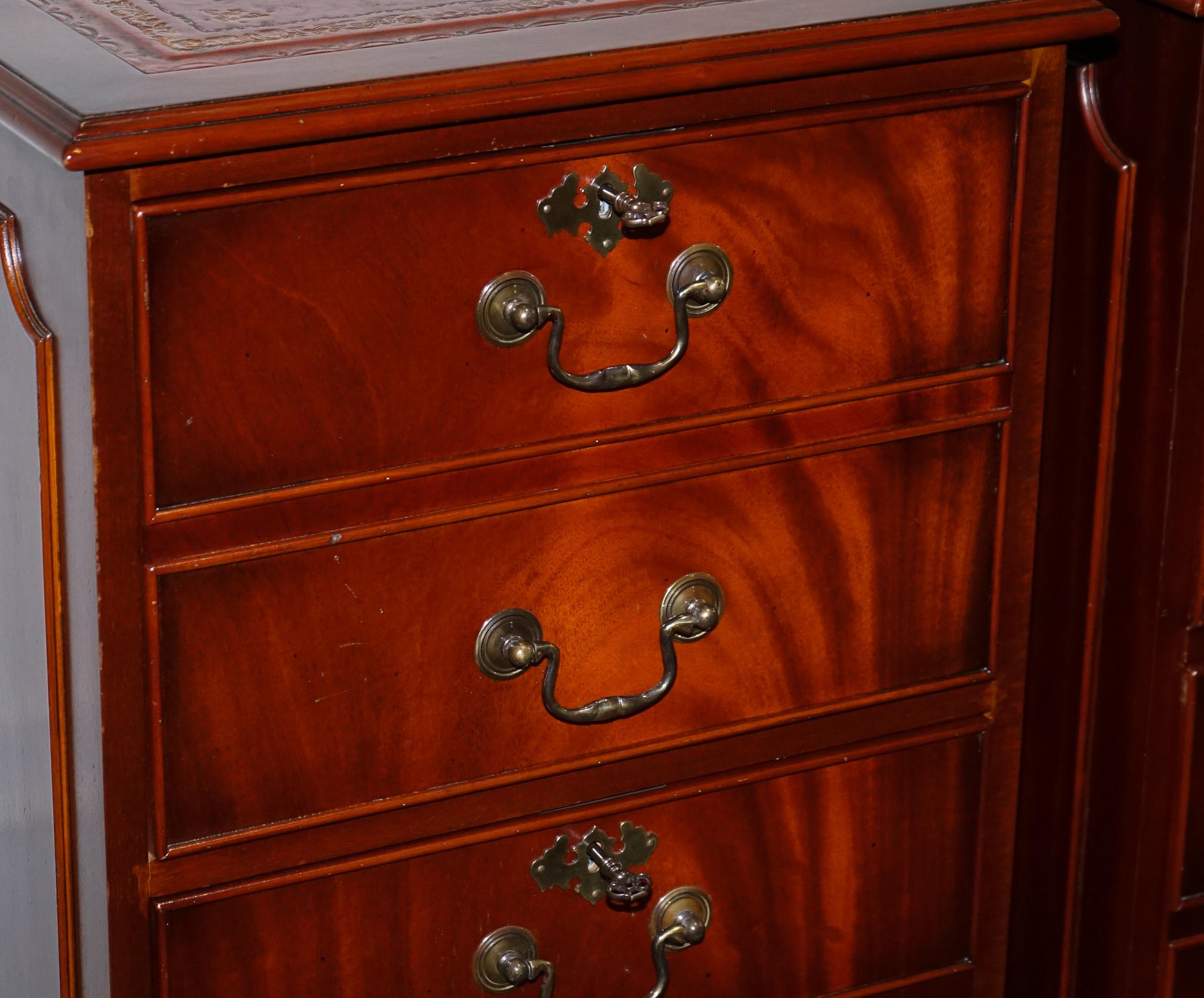 PAIR OF FILLING CABINETS BURGUNDY LEATHER GOLD EMBOSSED TOP 3 SPACiOUS DRAWERS For Sale 2
