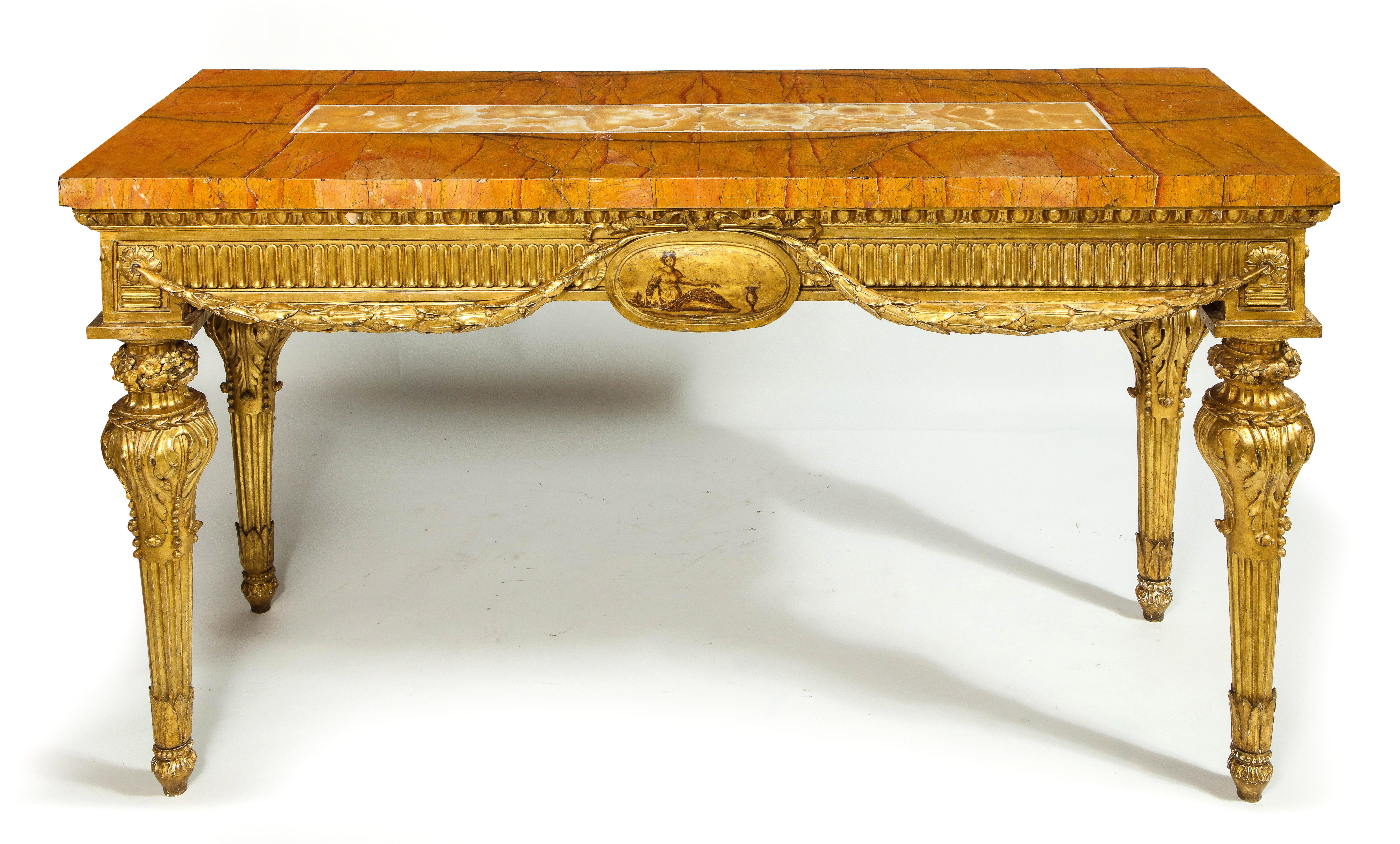 Ein fabelhaftes und beeindruckendes Paar norditalienischer Vergoldungstische aus dem 18. Jahrhundert mit furnierten Pietra-Dura-Marmorplatten. Diese fabelhaften Tische aus vergoldetem Holz sind mit beeindruckender Handwerkskunst handgeschnitzt und