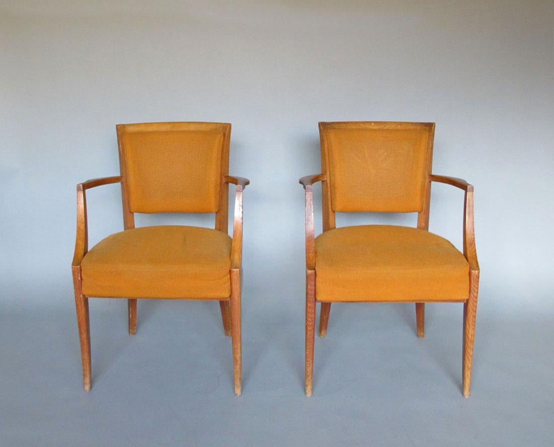 Paire de fauteuils en hêtre massif de style Diptych Fine Arts.
