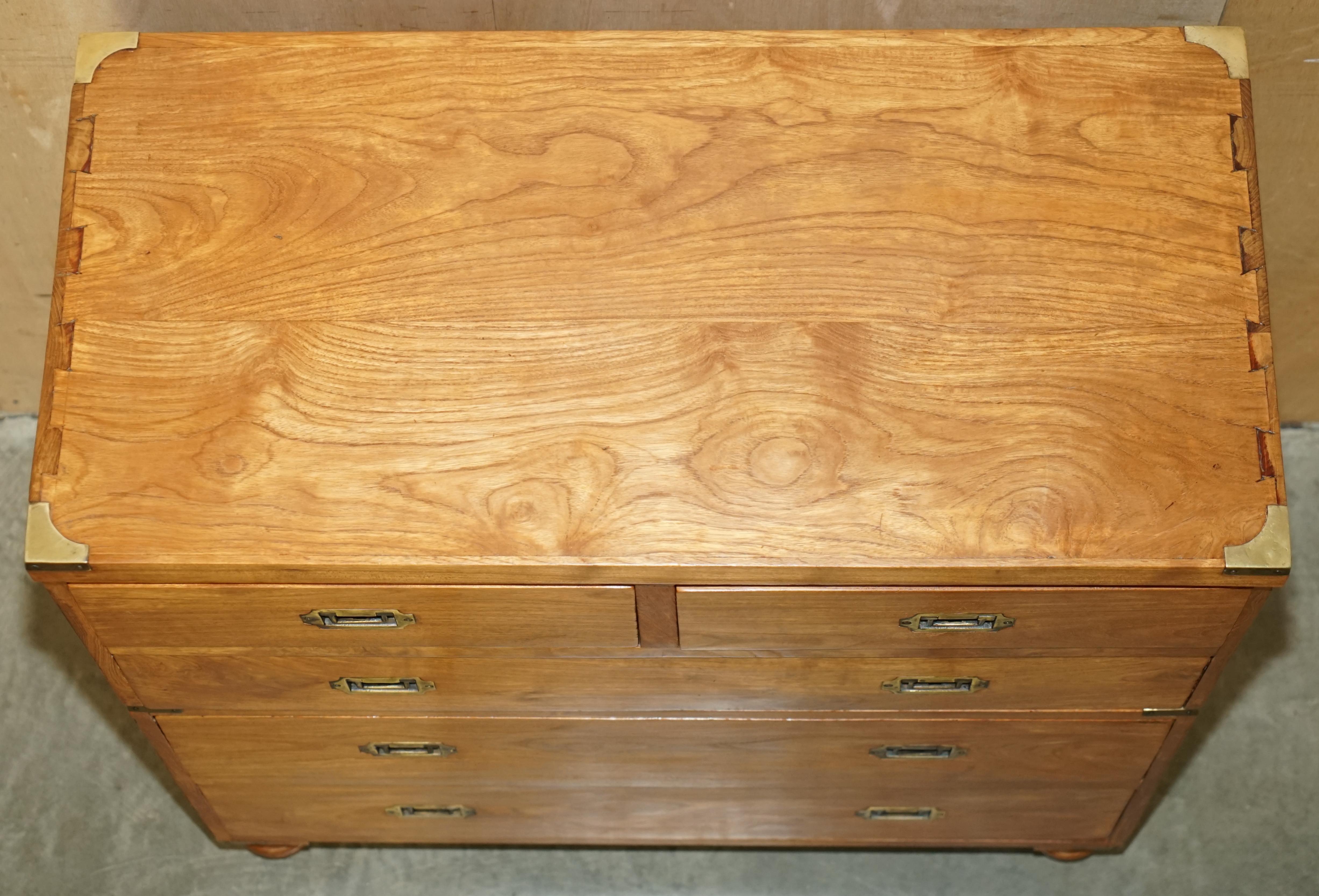 PAIR OF FINE ANTIQUE CIRCA 1920 CAMPHOR WOOD MILITARY CAMPAIGN CHEST OF DRAWERs For Sale 2