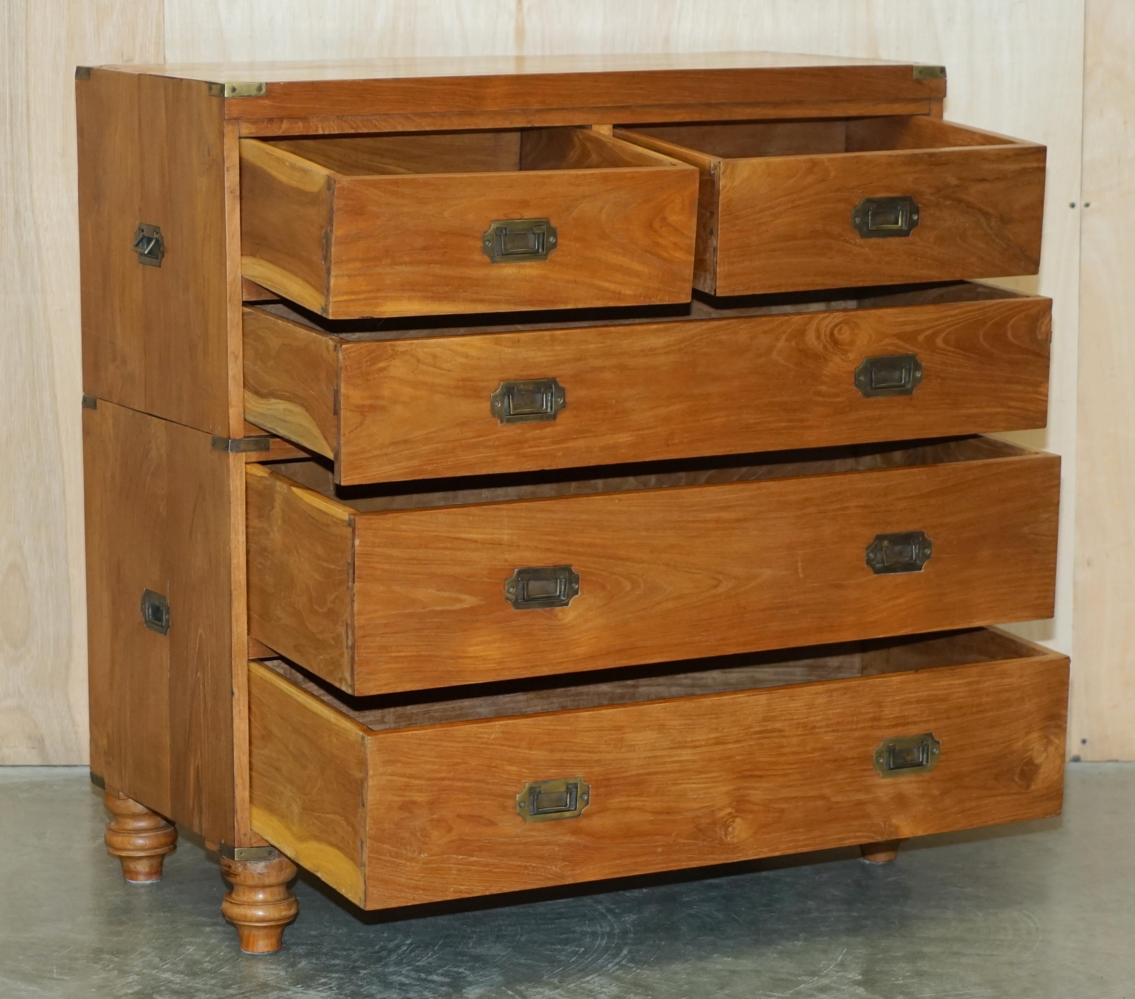 PAIR OF FINE ANTIQUE CIRCA 1920 CAMPHOR WOOD MILITARY CAMPAIGN CHEST OF DRAWERs For Sale 9
