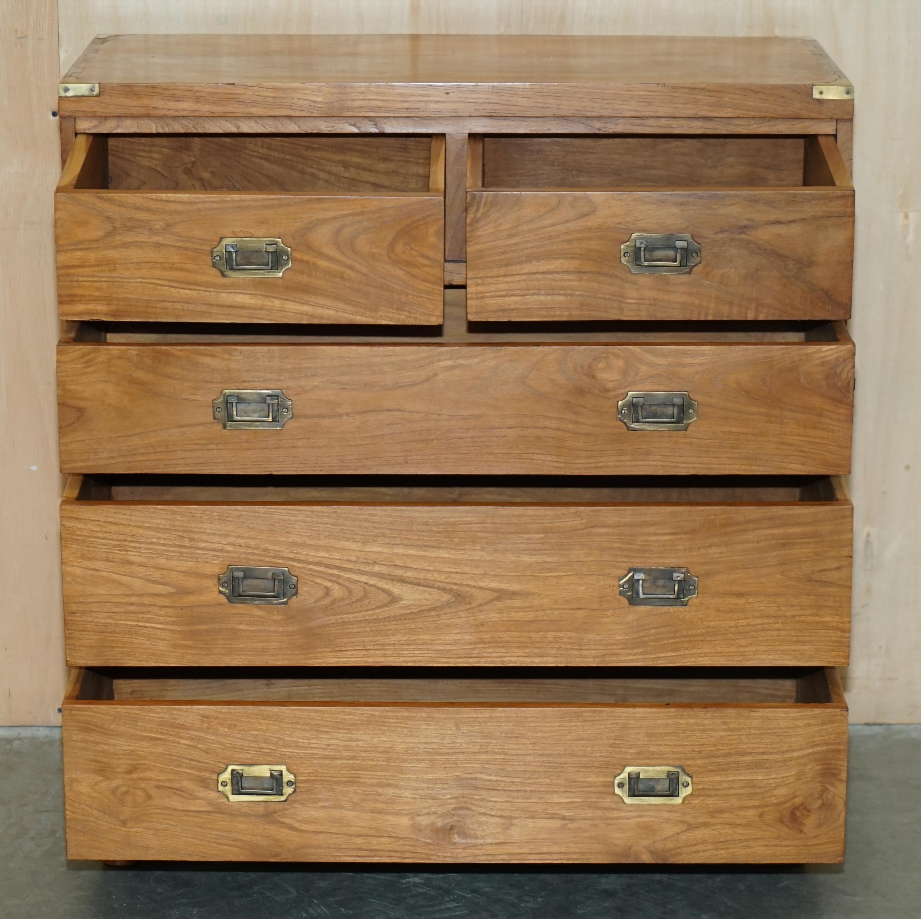 PAIR OF FINE ANTIQUE CIRCA 1920 CAMPHOR WOOD MILITARY CAMPAIGN CHEST OF DRAWERs For Sale 10