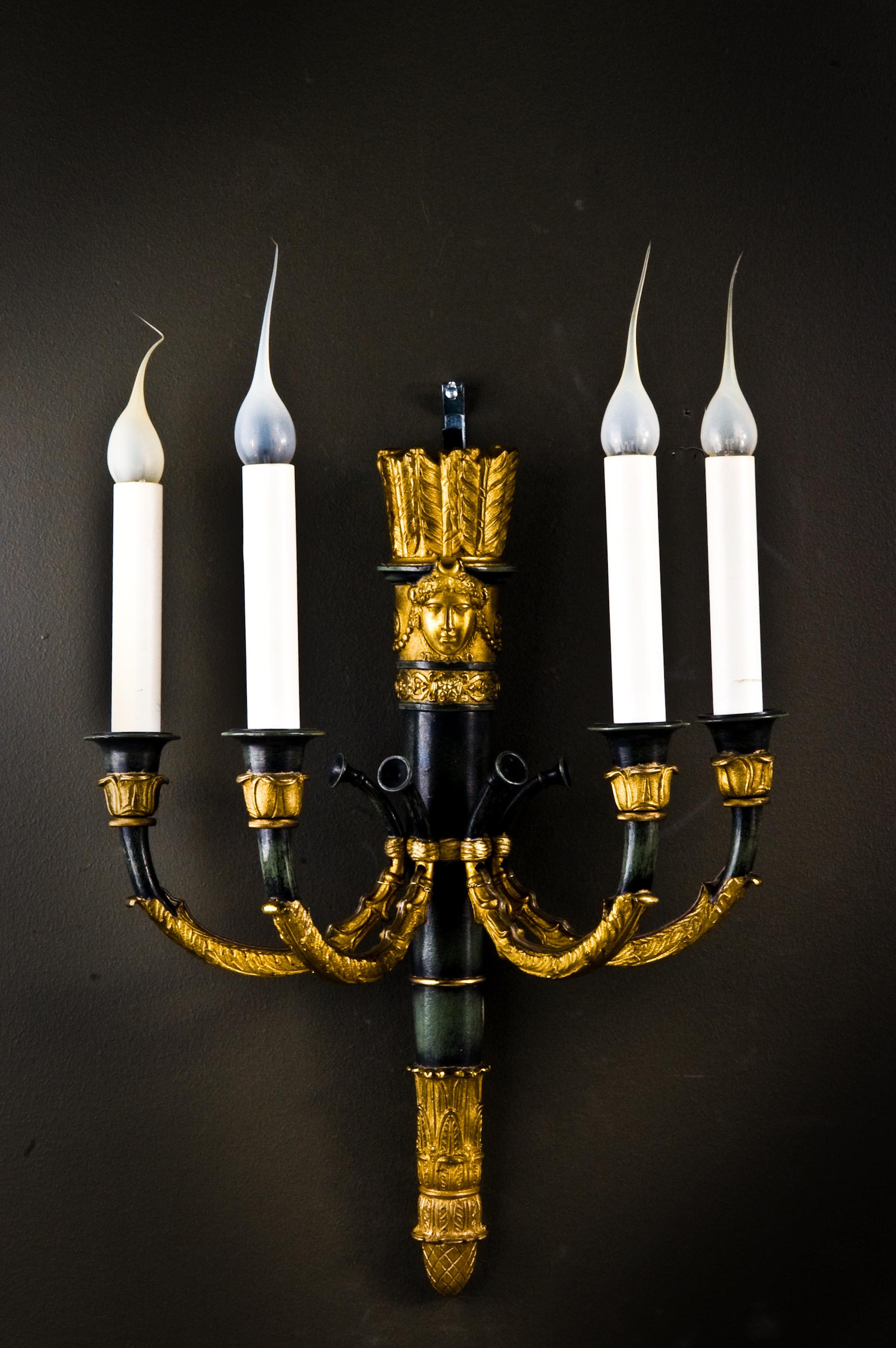 Paar feine antike französische Empire-Wandleuchter aus vergoldeter und patinierter Bronze mit vier Leuchten (Französisch) im Angebot