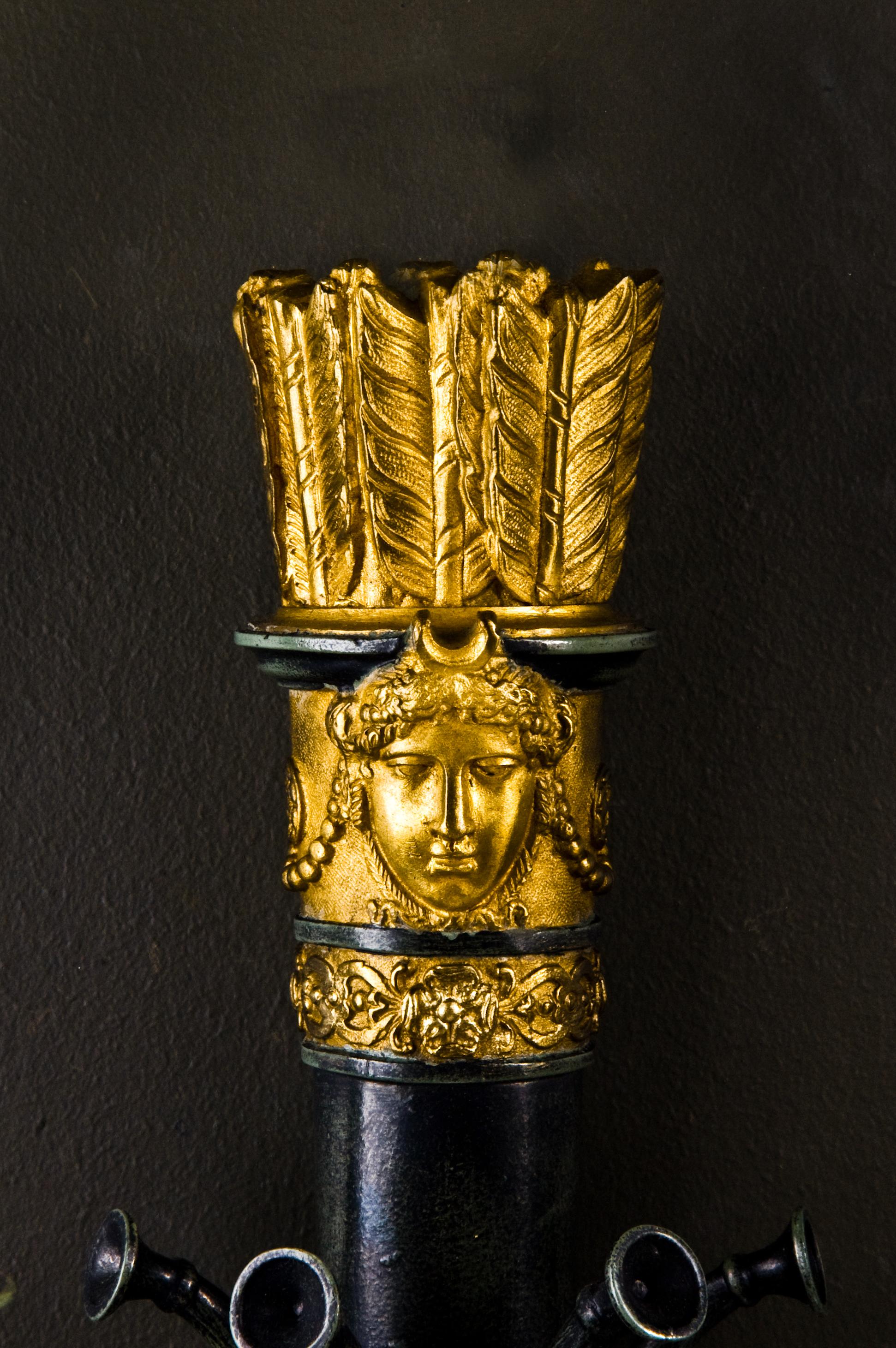Paar feine antike französische Empire-Wandleuchter aus vergoldeter und patinierter Bronze mit vier Leuchten (Vergoldet) im Angebot