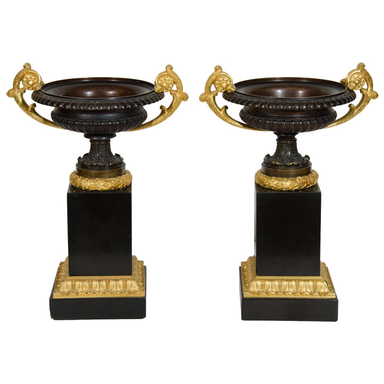 Paar feine antike Urnen aus vergoldeter Bronze und Patina-Bronze im französischen Empire-Stil im Angebot