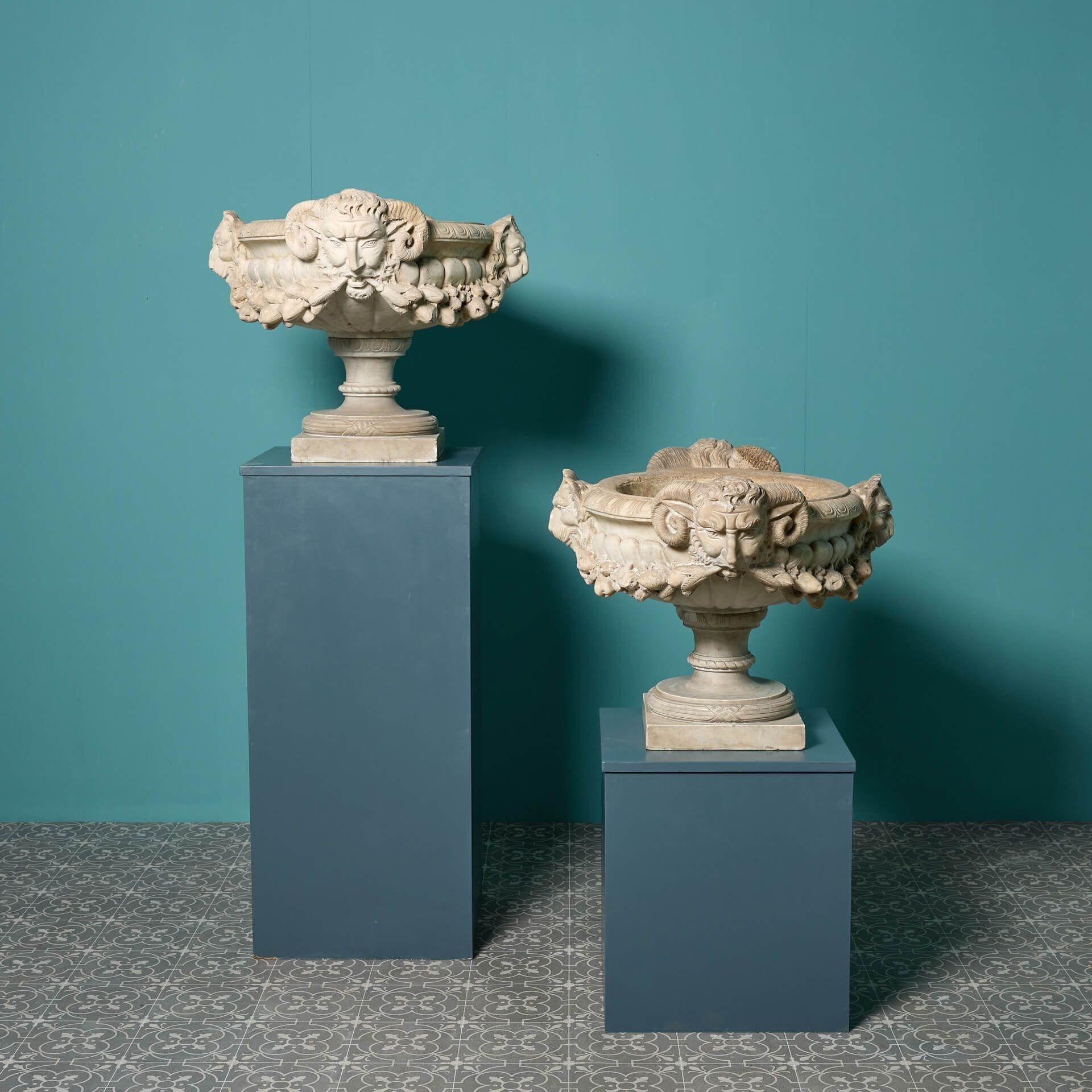 Paar feine antike italienische Tazza-Urnen aus Marmor (Italienisch) im Angebot