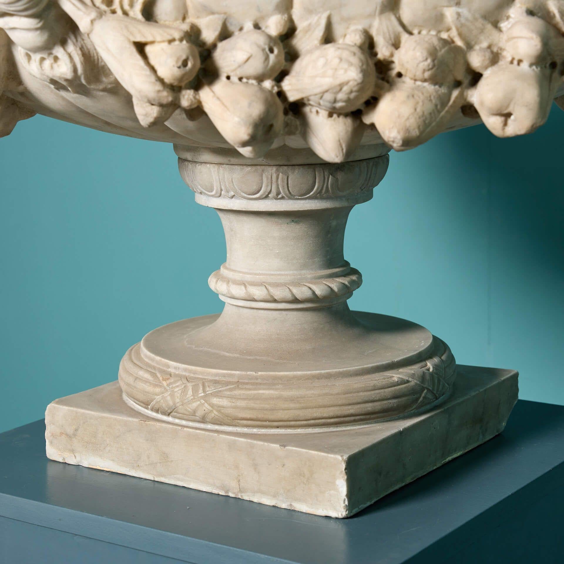 Paire d'urnes Tazza italiennes anciennes en marbre en vente 1