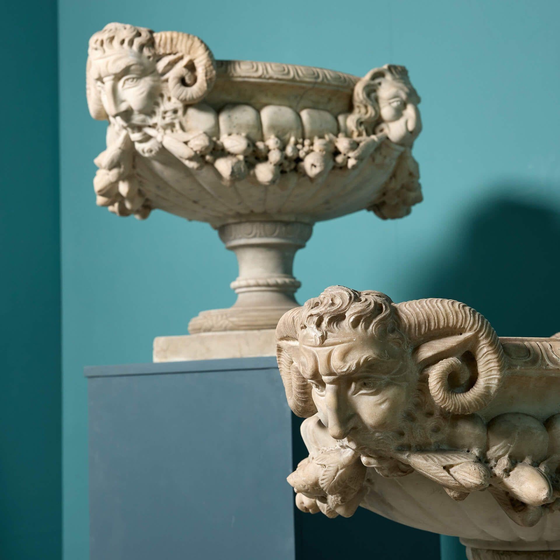 Paire d'urnes Tazza italiennes anciennes en marbre en vente 2