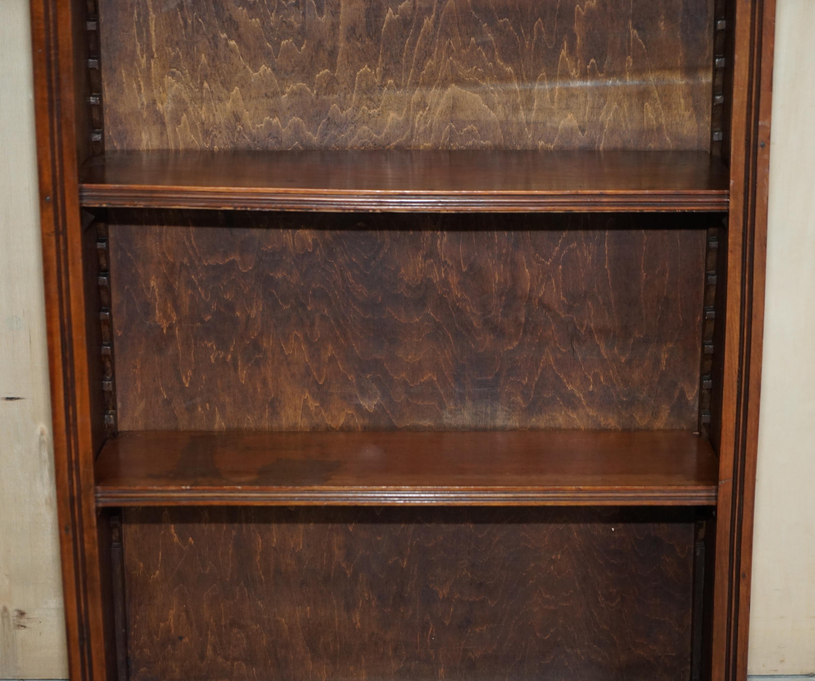 Paar feine antike Regency-Bücherregale aus Hartholz, Messing und Marmor im Regency-Stil im Angebot 8
