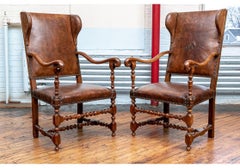 Paire de chaises de cheminée anciennes en noyer et cuir