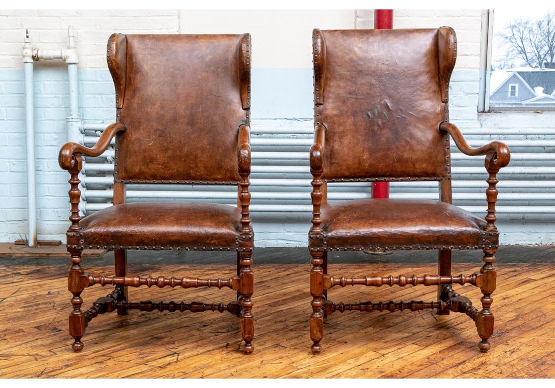 Paire de chaises de cheminée anciennes en noyer et cuir en vente 11