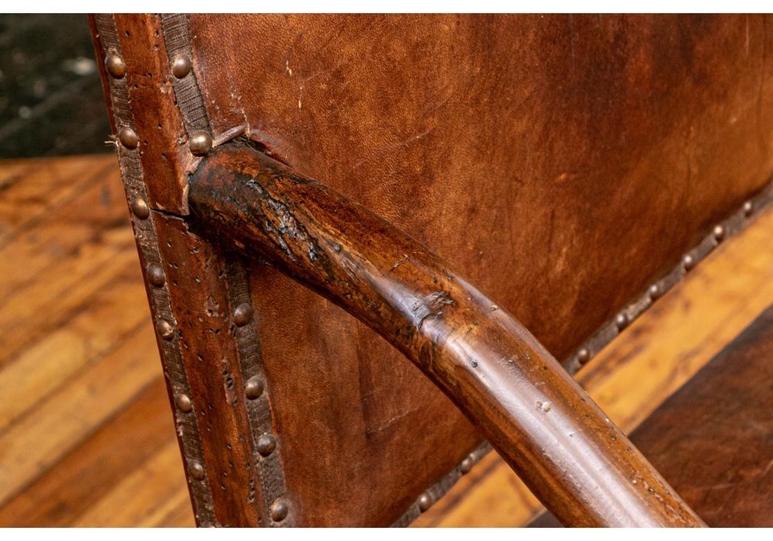 Cuir Paire de chaises de cheminée anciennes en noyer et cuir en vente