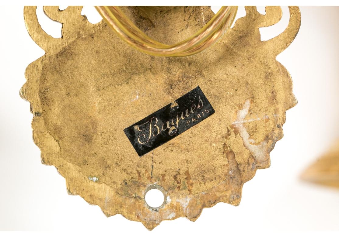 Coppia di raffinate applique a due luci in bronzo Baques Dore in vendita 3