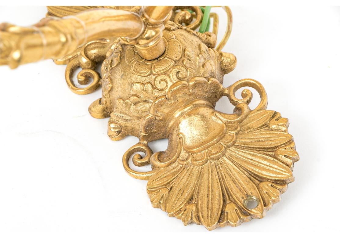 Coppia di raffinate applique a due luci in bronzo Baques Dore in vendita 4