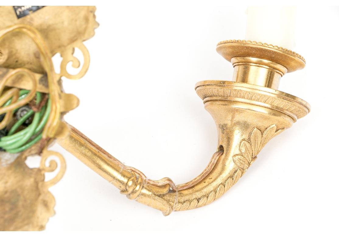 Coppia di raffinate applique a due luci in bronzo Baques Dore in vendita 6