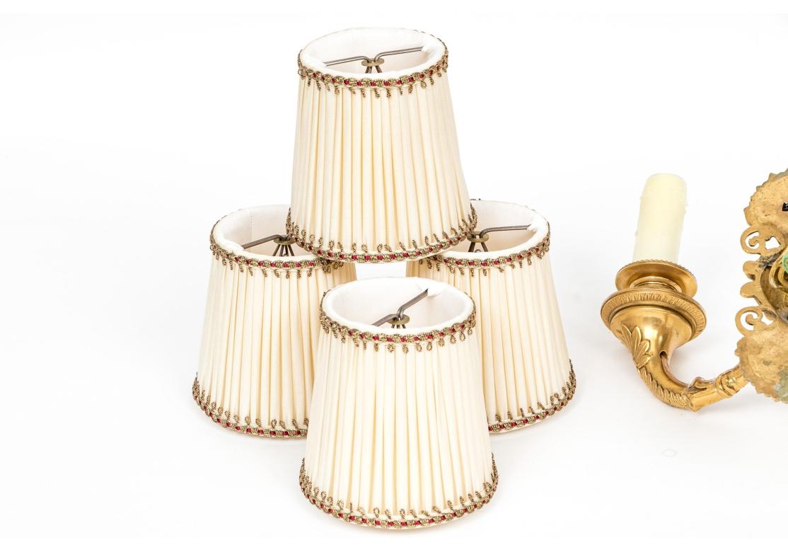 Coppia di raffinate applique a due luci in bronzo Baques Dore in vendita 7