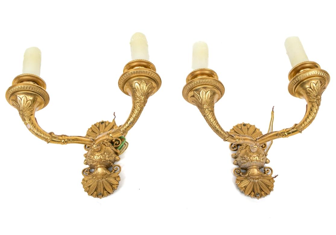 Hollywood Regency Coppia di raffinate applique a due luci in bronzo Baques Dore in vendita