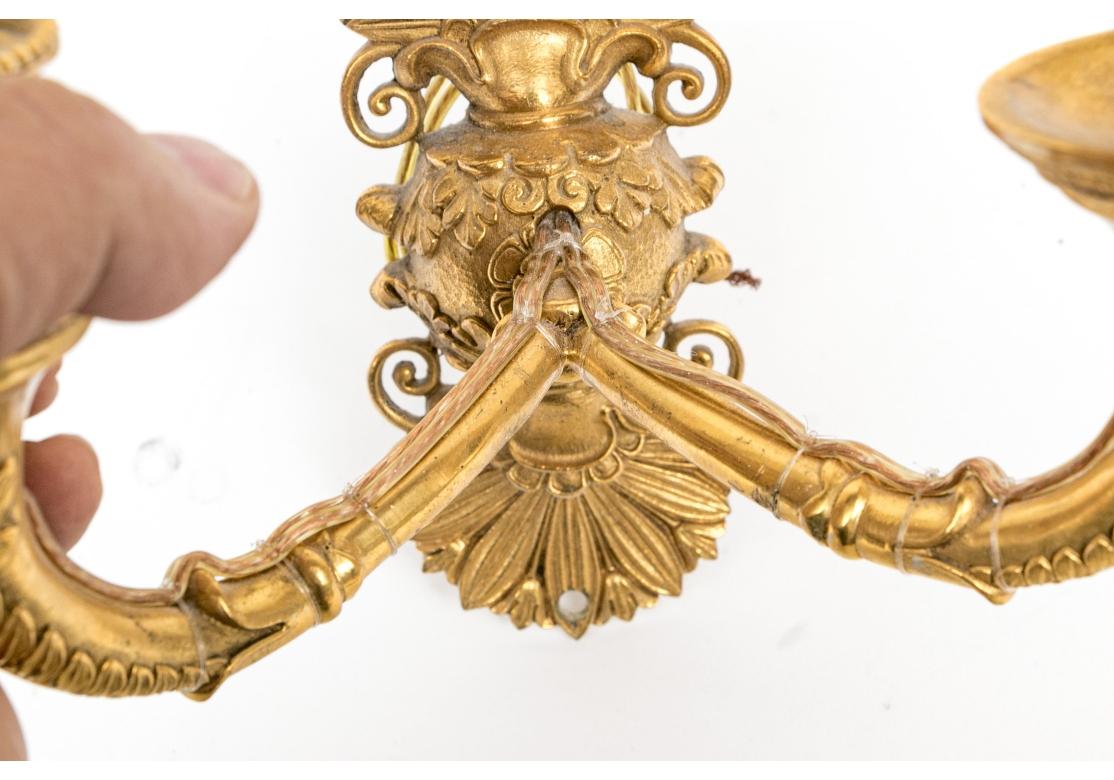 Francese Coppia di raffinate applique a due luci in bronzo Baques Dore in vendita