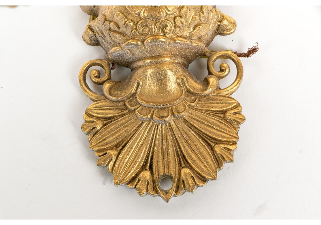 Coppia di raffinate applique a due luci in bronzo Baques Dore In condizioni buone in vendita a Bridgeport, CT