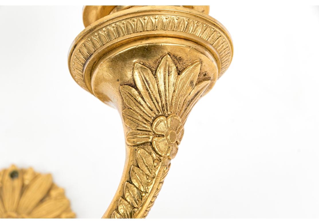 XX secolo Coppia di raffinate applique a due luci in bronzo Baques Dore in vendita