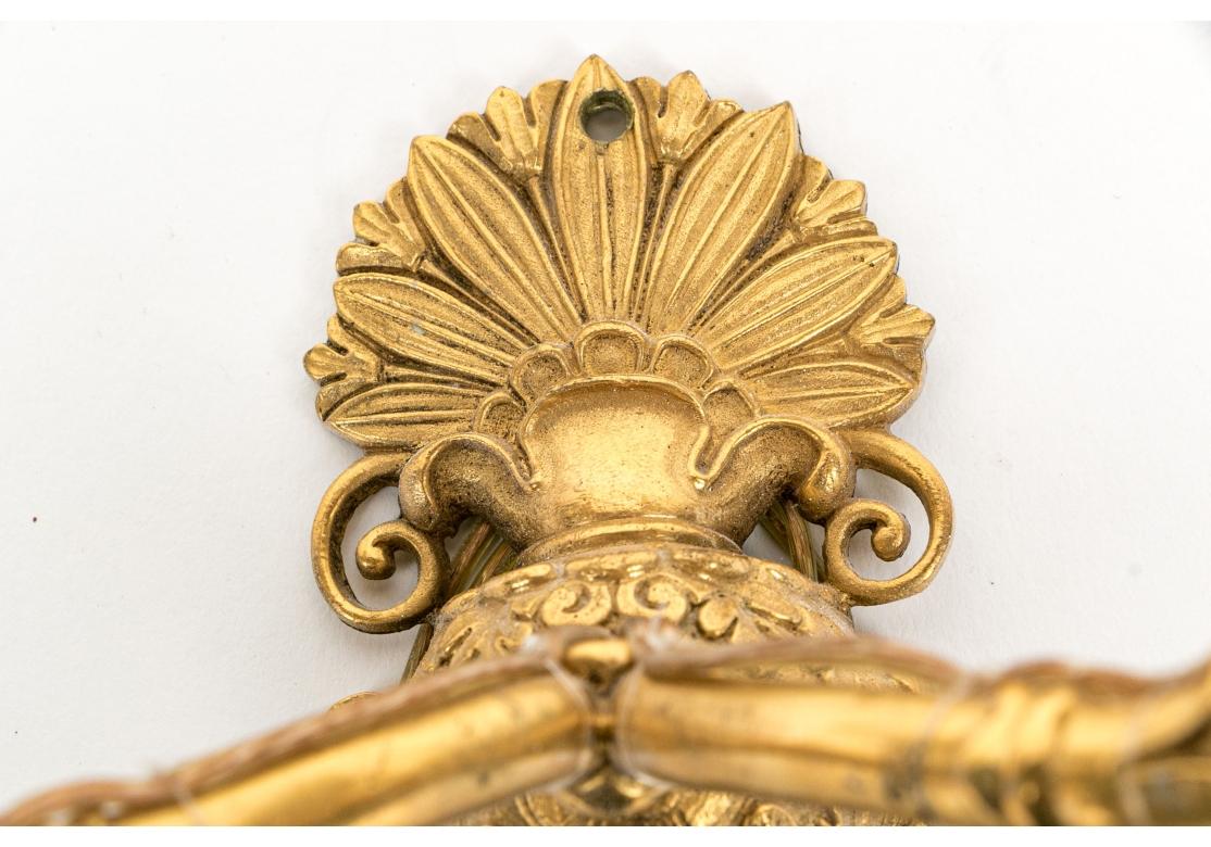 Bronzo Coppia di raffinate applique a due luci in bronzo Baques Dore in vendita