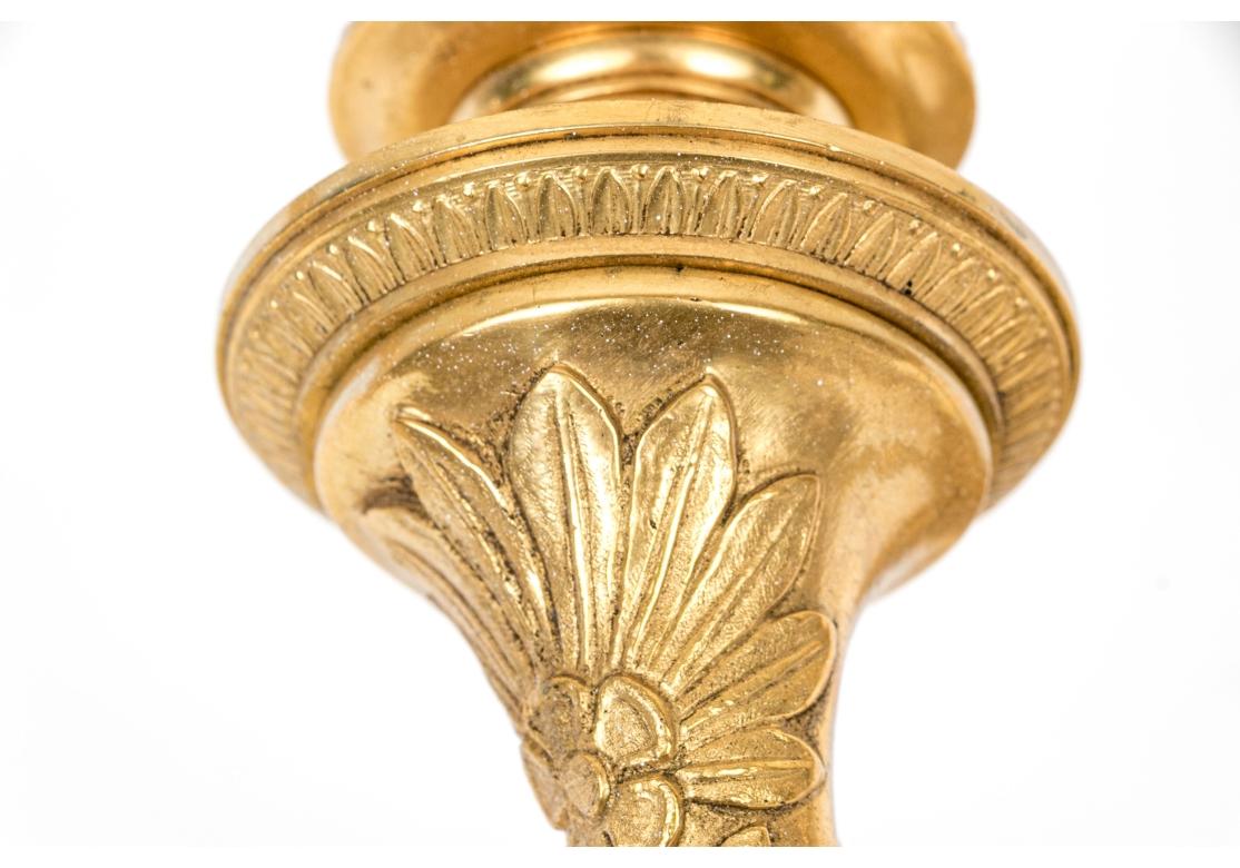 Coppia di raffinate applique a due luci in bronzo Baques Dore in vendita 1