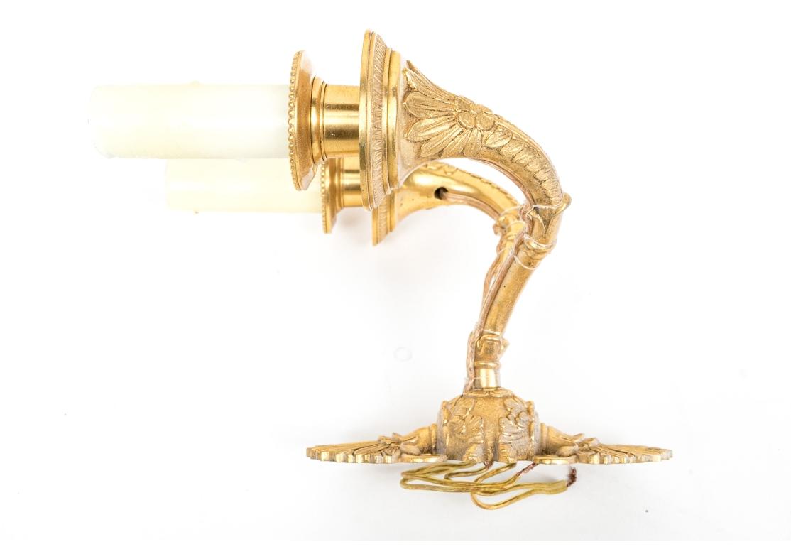 Coppia di raffinate applique a due luci in bronzo Baques Dore in vendita 2