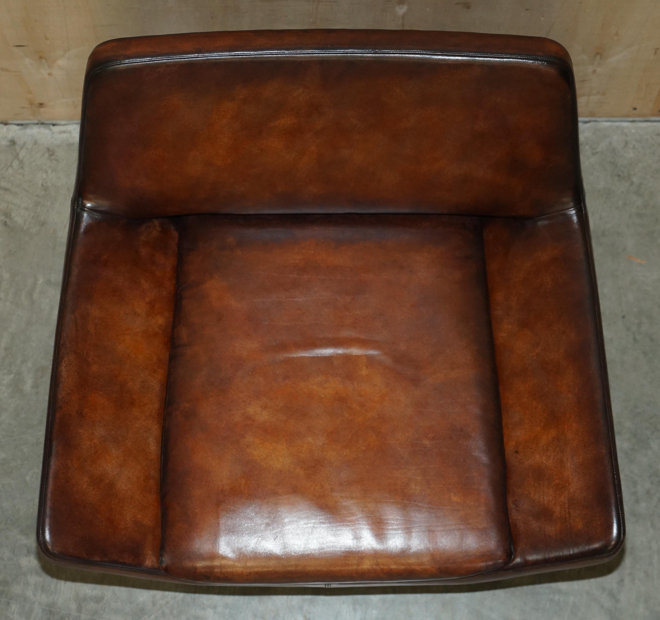 PAIR OF FINE B&B ITALIA METROPOLITAN HAND DYED BROWN LEATHER SWIVEL ARMCHAIRs For Sale 6