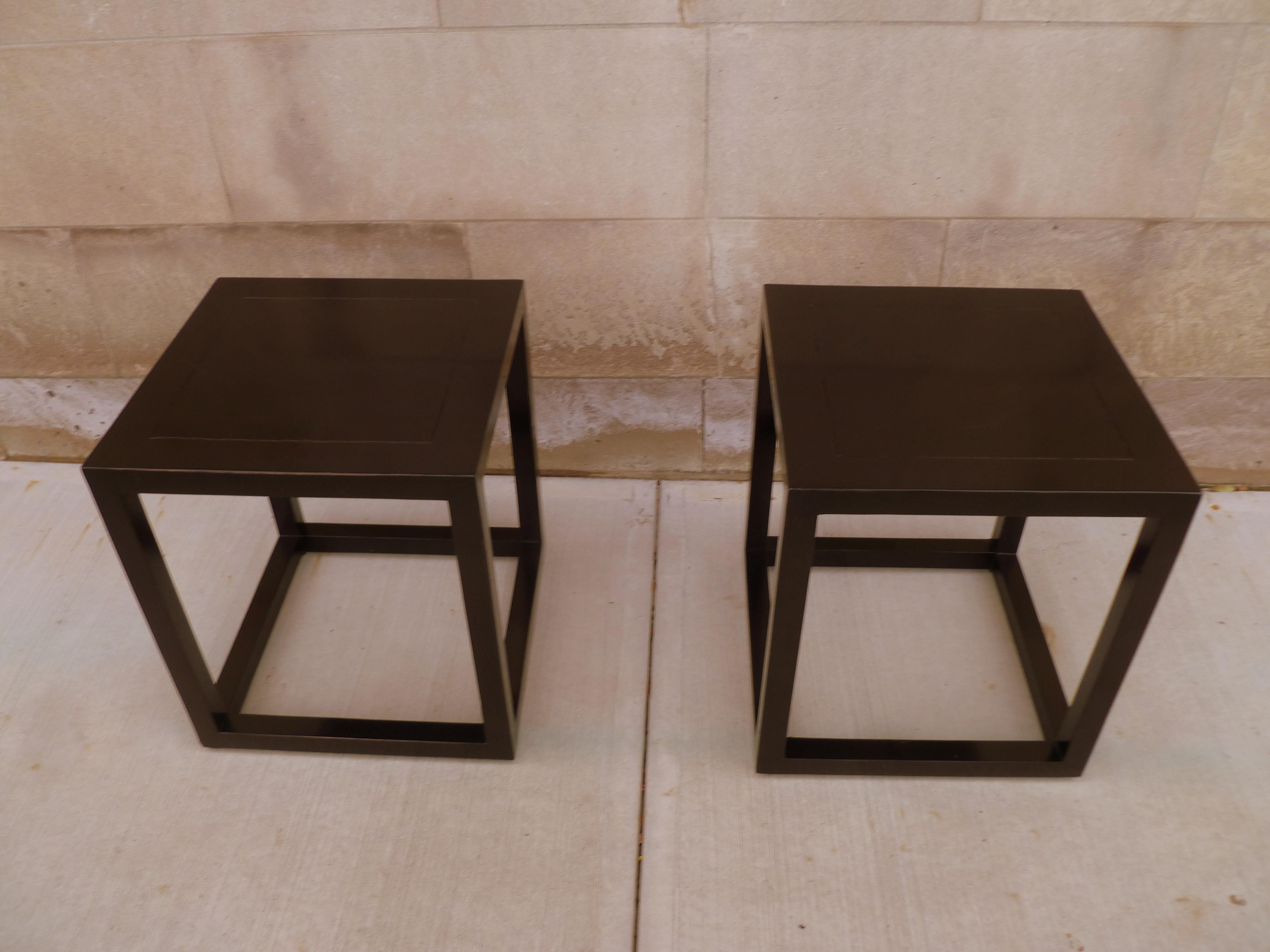 Pareja de mesas auxiliares finas lacadas en negro en venta 6