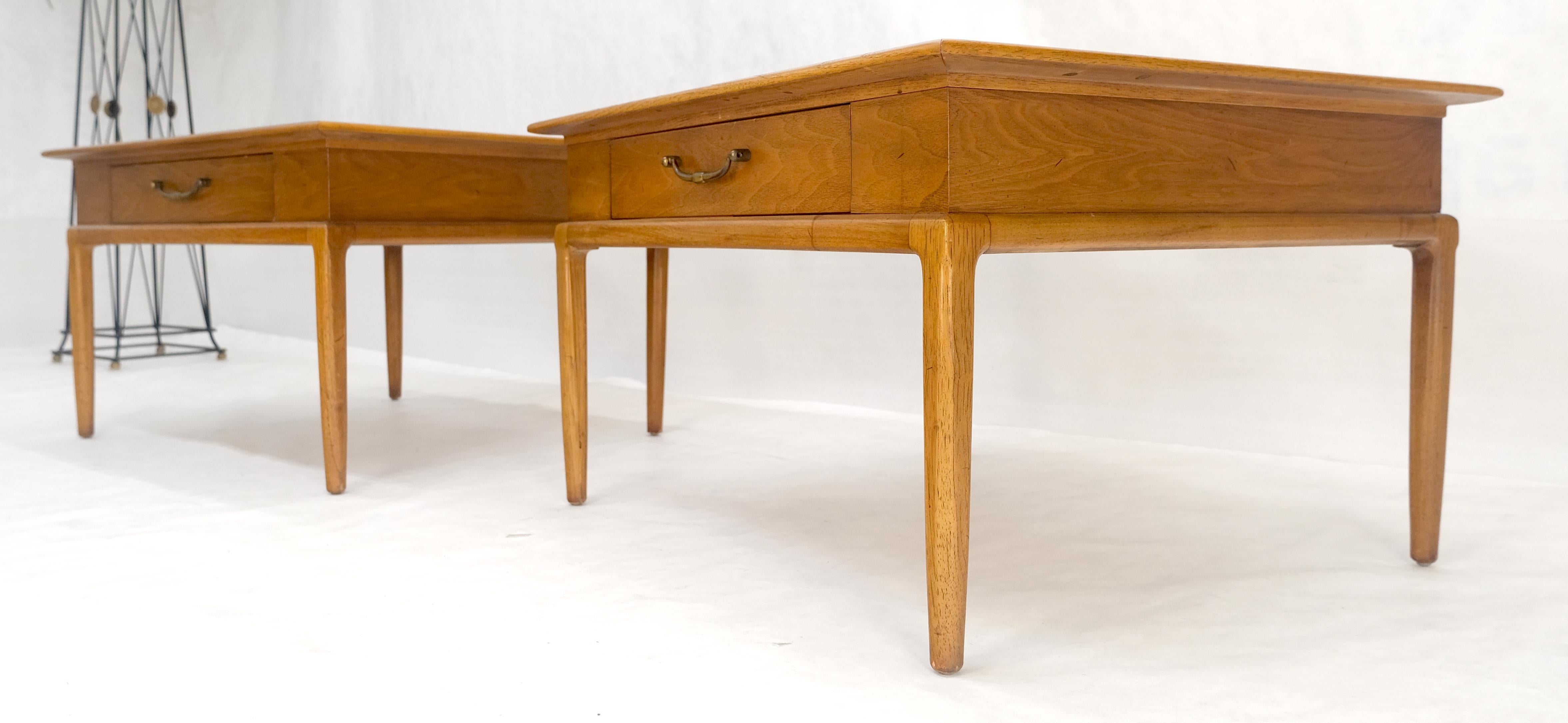 20ième siècle Paire de tables d'appoint carrées en érable tigré blond à un tiroir MINT en vente