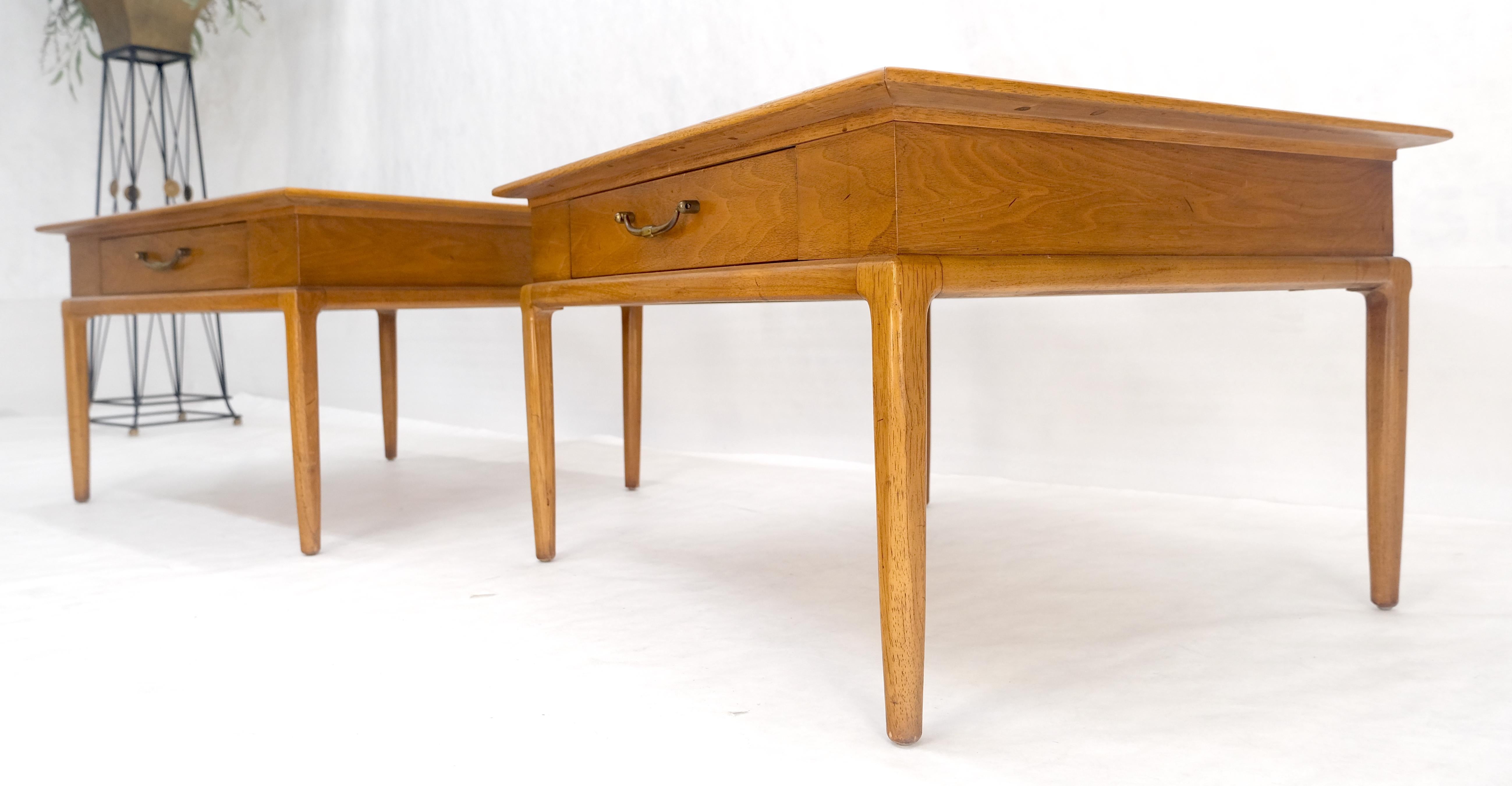 Laiton Paire de tables d'appoint carrées en érable tigré blond à un tiroir MINT en vente