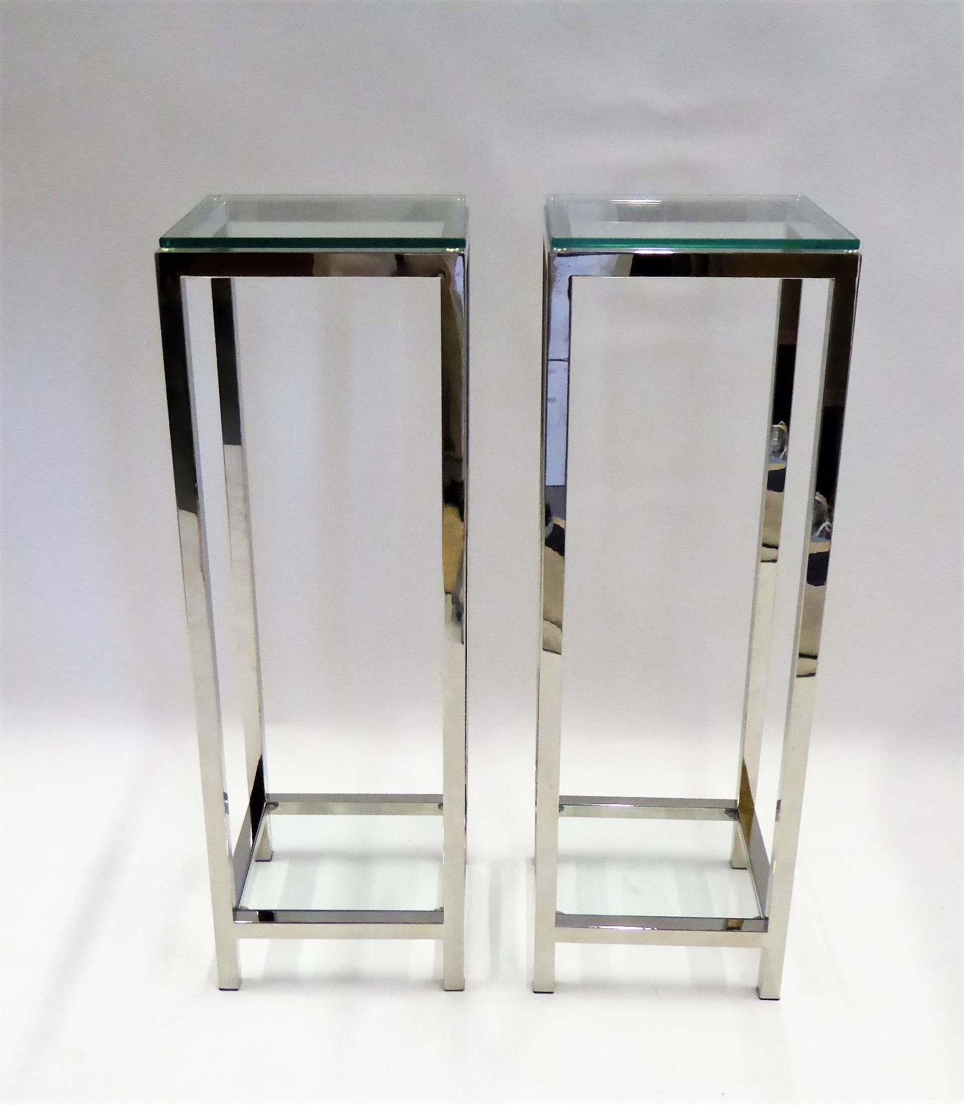 With fine bones, this pair of chrome and glass pedestals or stands are extremely well made in the style of Brueton and are in excellent condition. Each with a 3/8 inch top glass and an inset bottom stretcher glass. Lustrous chrome.
Measurements: 12