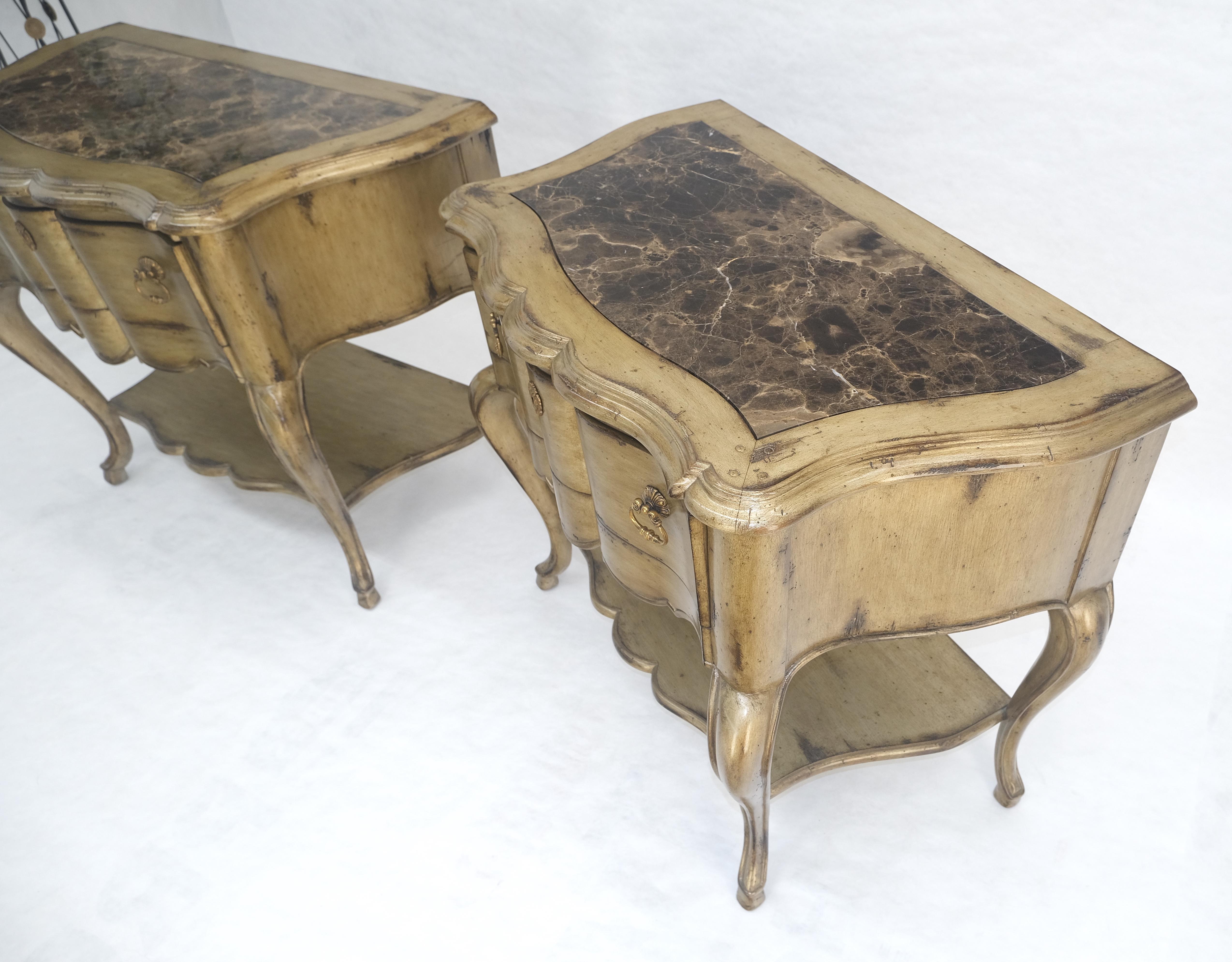 Paire de tables d'appoint à un tiroir à pied cabriole et plateau en marbre Tables de nuit MINT en vente 3