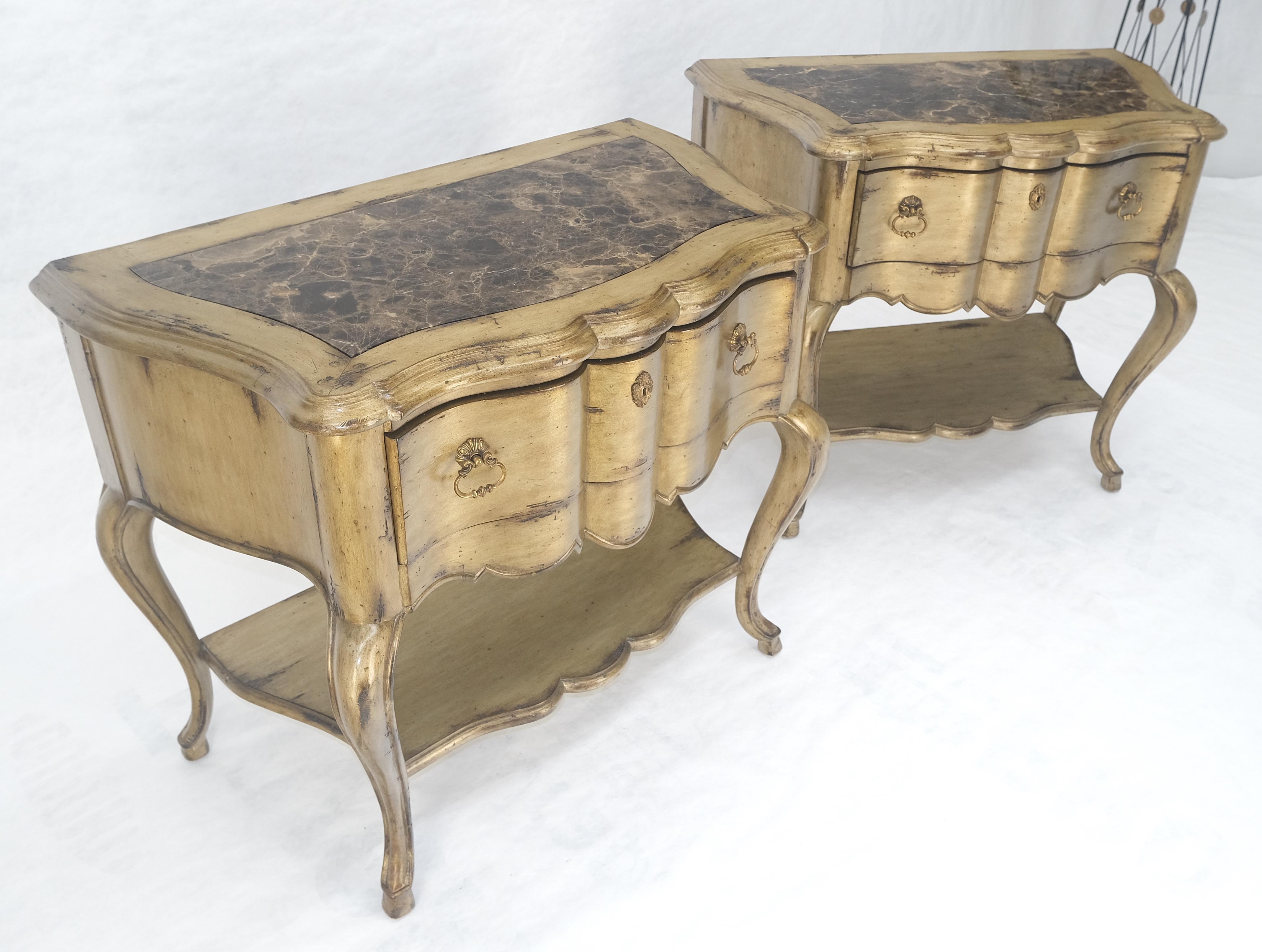 Paire de tables d'appoint à un tiroir à pied cabriole et plateau en marbre Tables de nuit MINT en vente 4