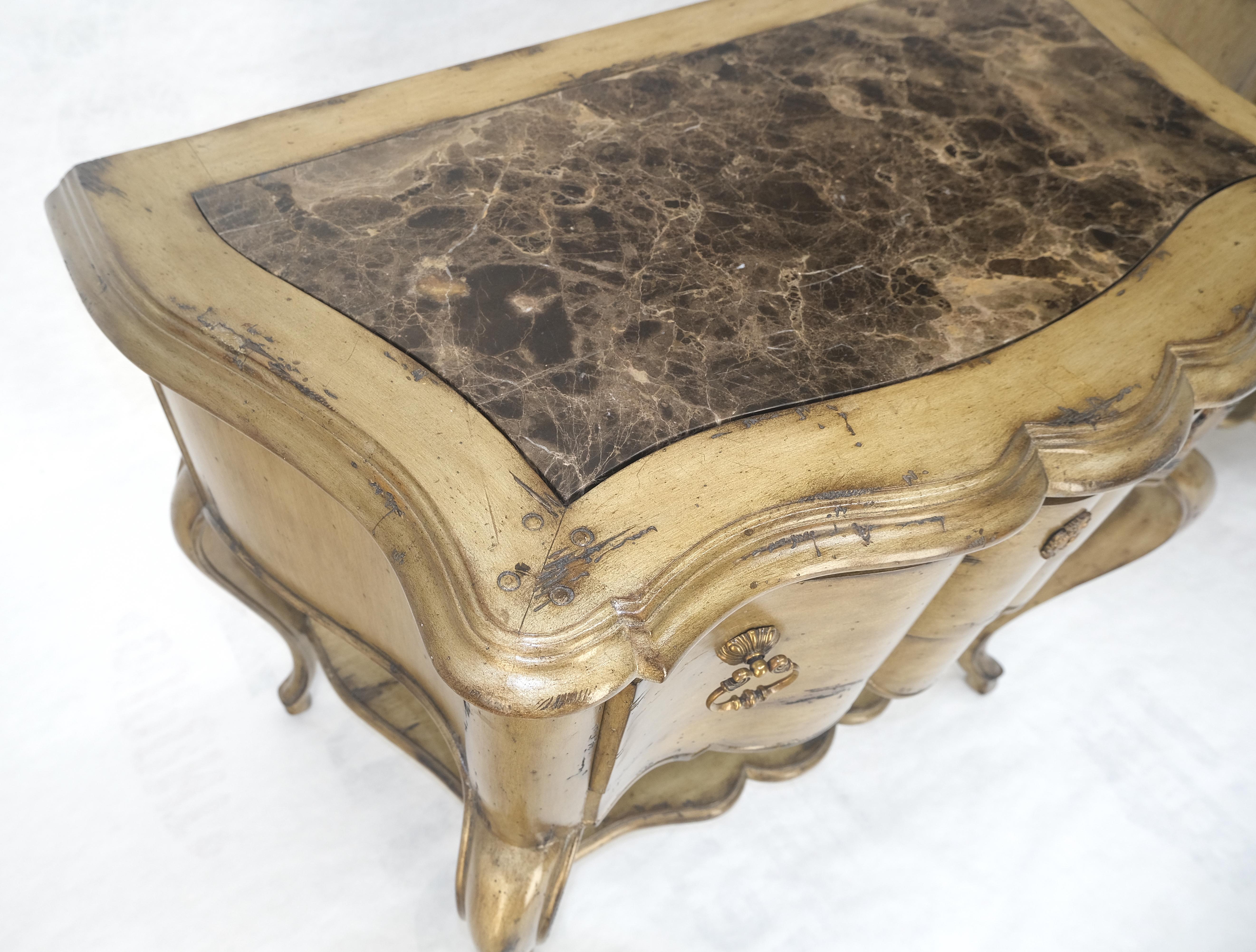 Paire de tables d'appoint à un tiroir à pied cabriole et plateau en marbre Tables de nuit MINT en vente 7