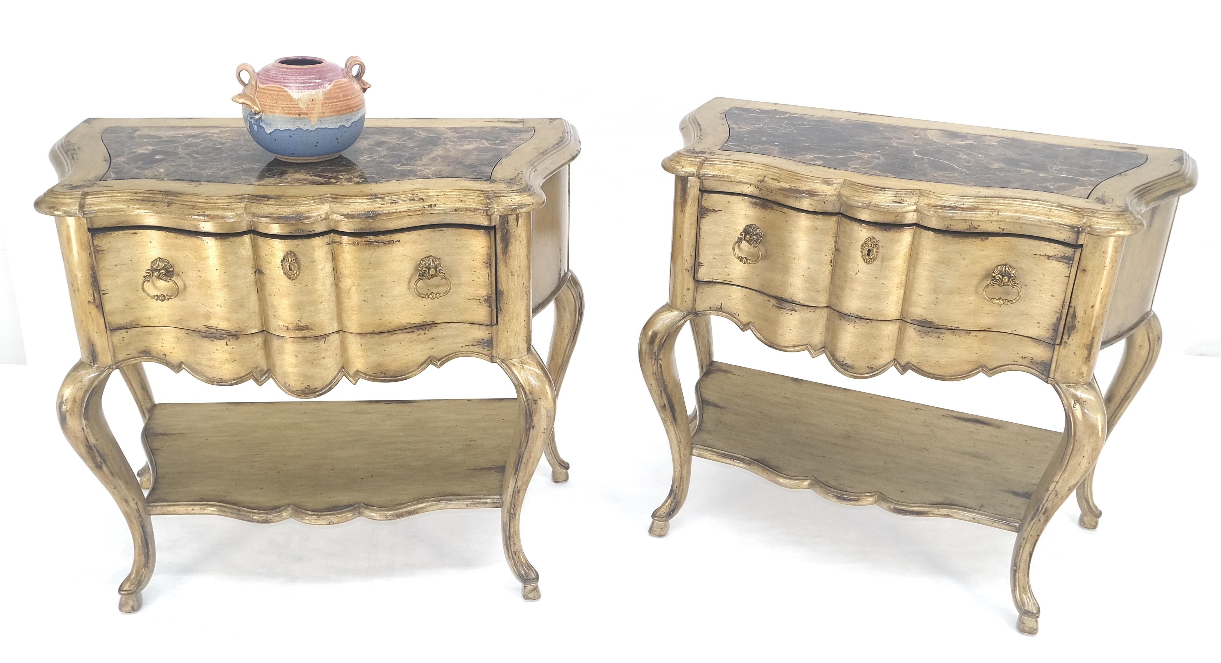 Paire de tables d'appoint à un tiroir à pied cabriole et plateau en marbre Tables de nuit MINT en vente 9