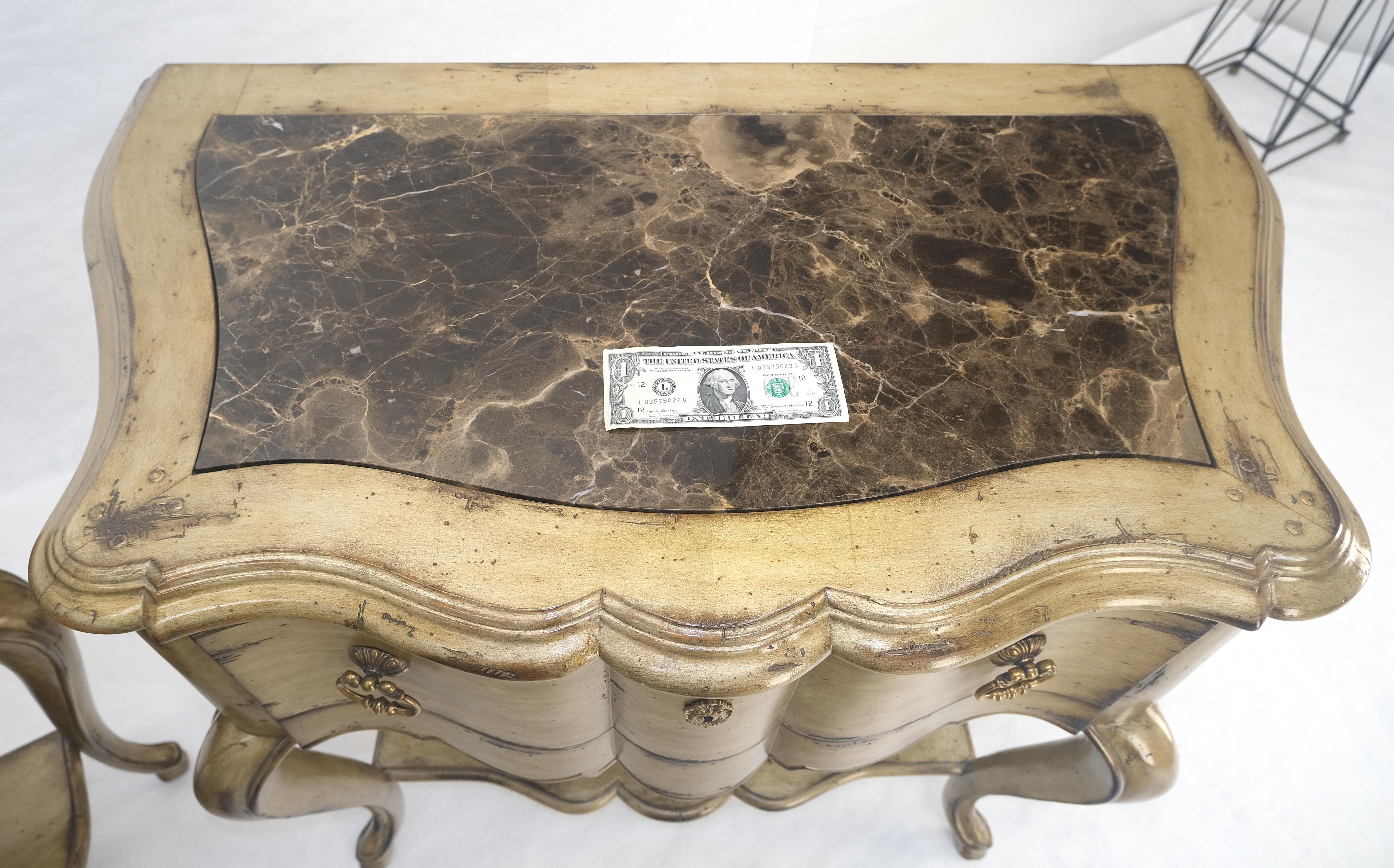 Paire de tables d'appoint à un tiroir à pied cabriole et plateau en marbre Tables de nuit MINT en vente 10