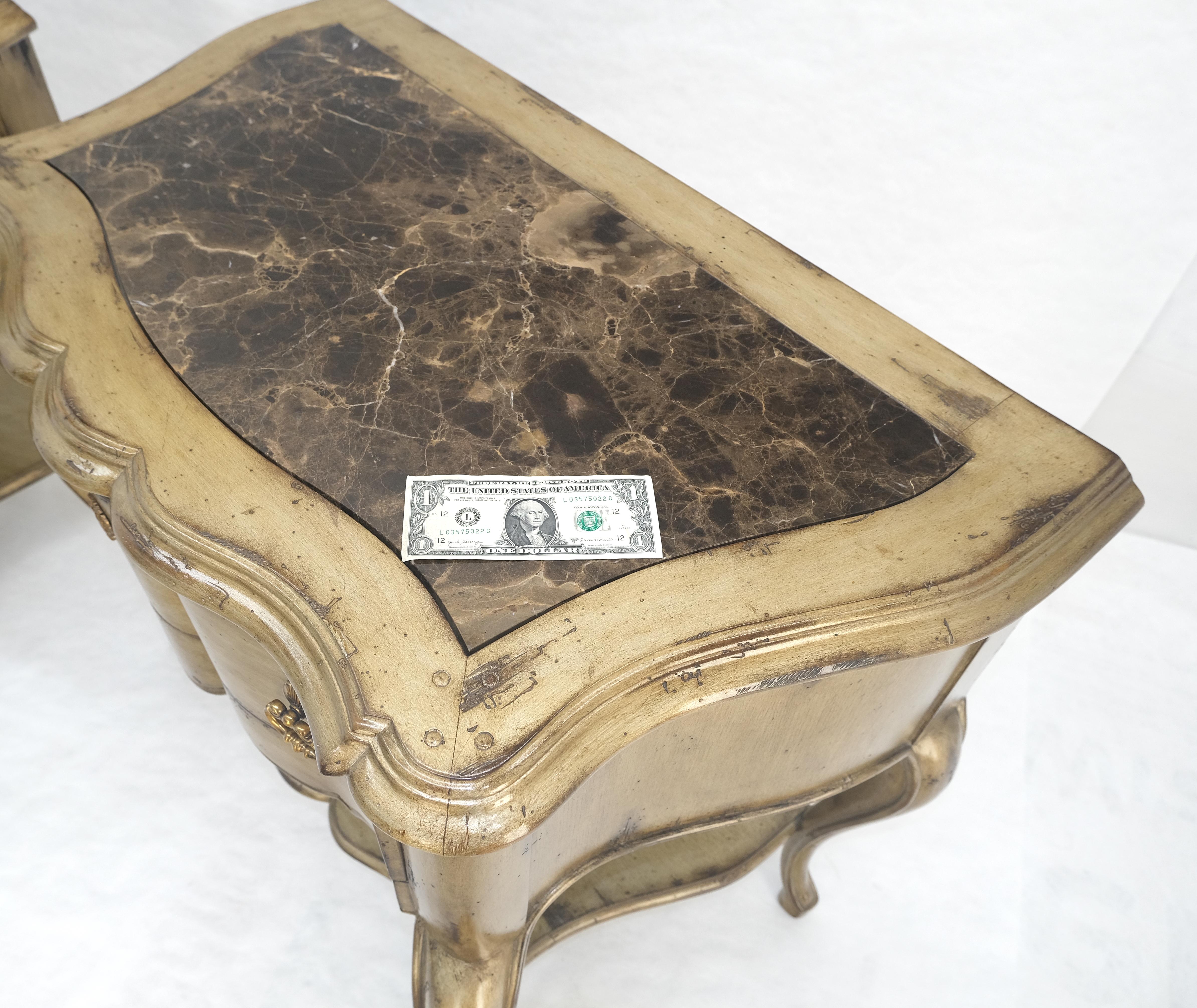 Paire de tables d'appoint à un tiroir à pied cabriole et plateau en marbre Tables de nuit MINT en vente 11