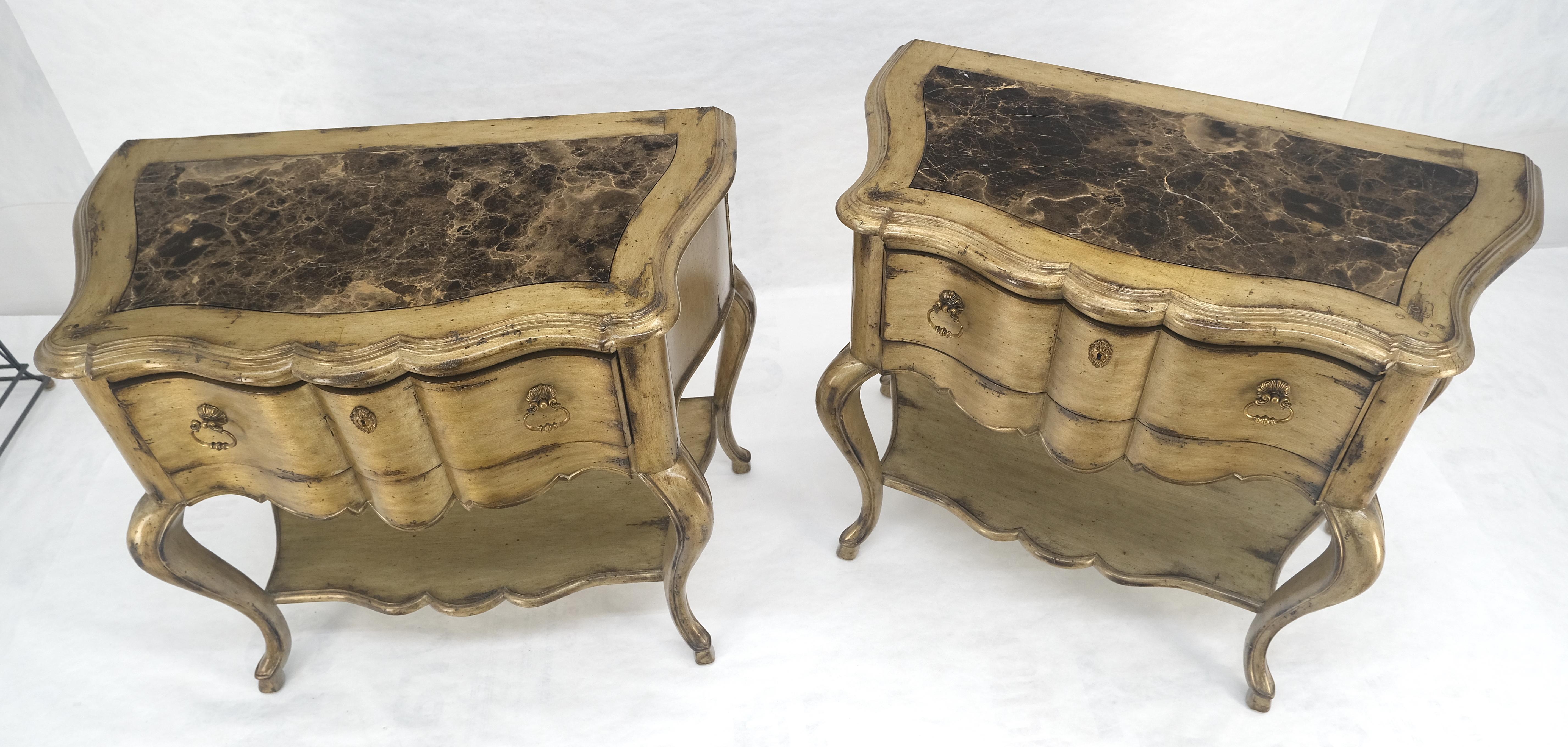 Provincial français Paire de tables d'appoint à un tiroir à pied cabriole et plateau en marbre Tables de nuit MINT en vente