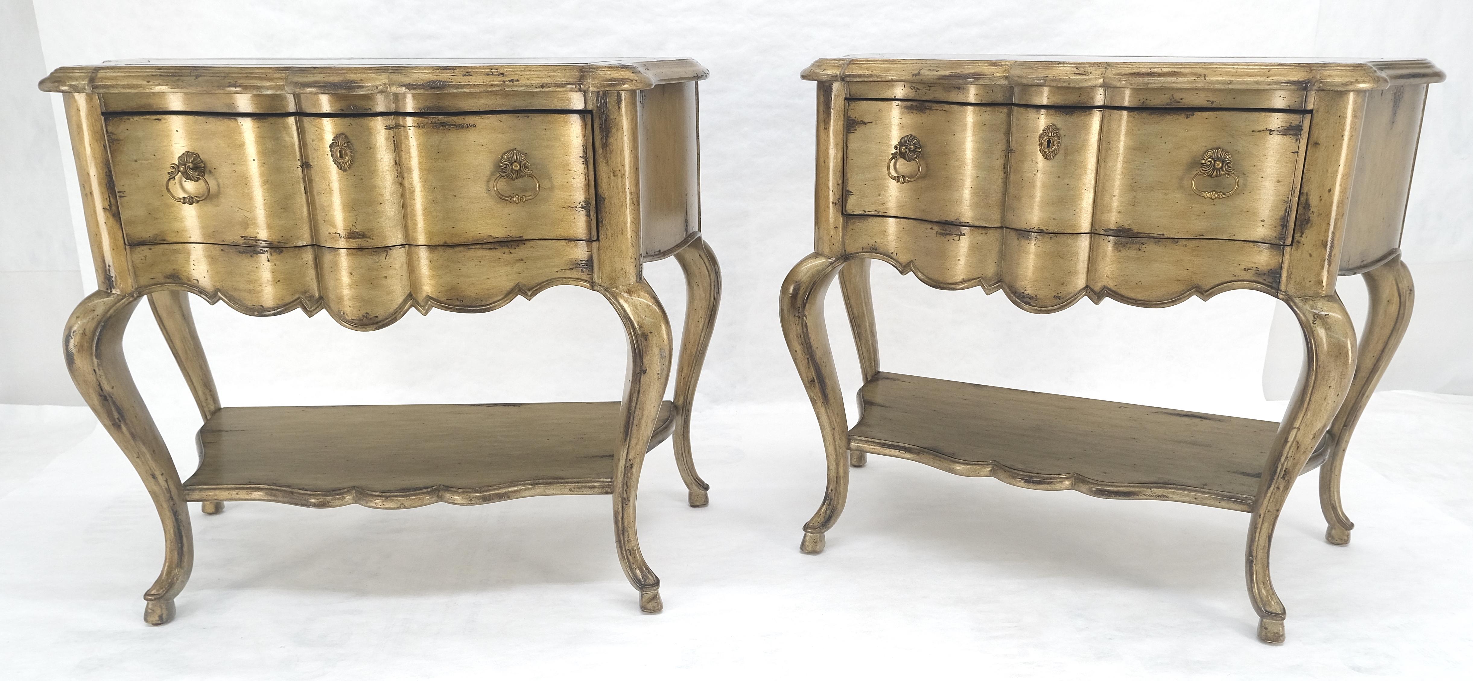 Laqué Paire de tables d'appoint à un tiroir à pied cabriole et plateau en marbre Tables de nuit MINT en vente